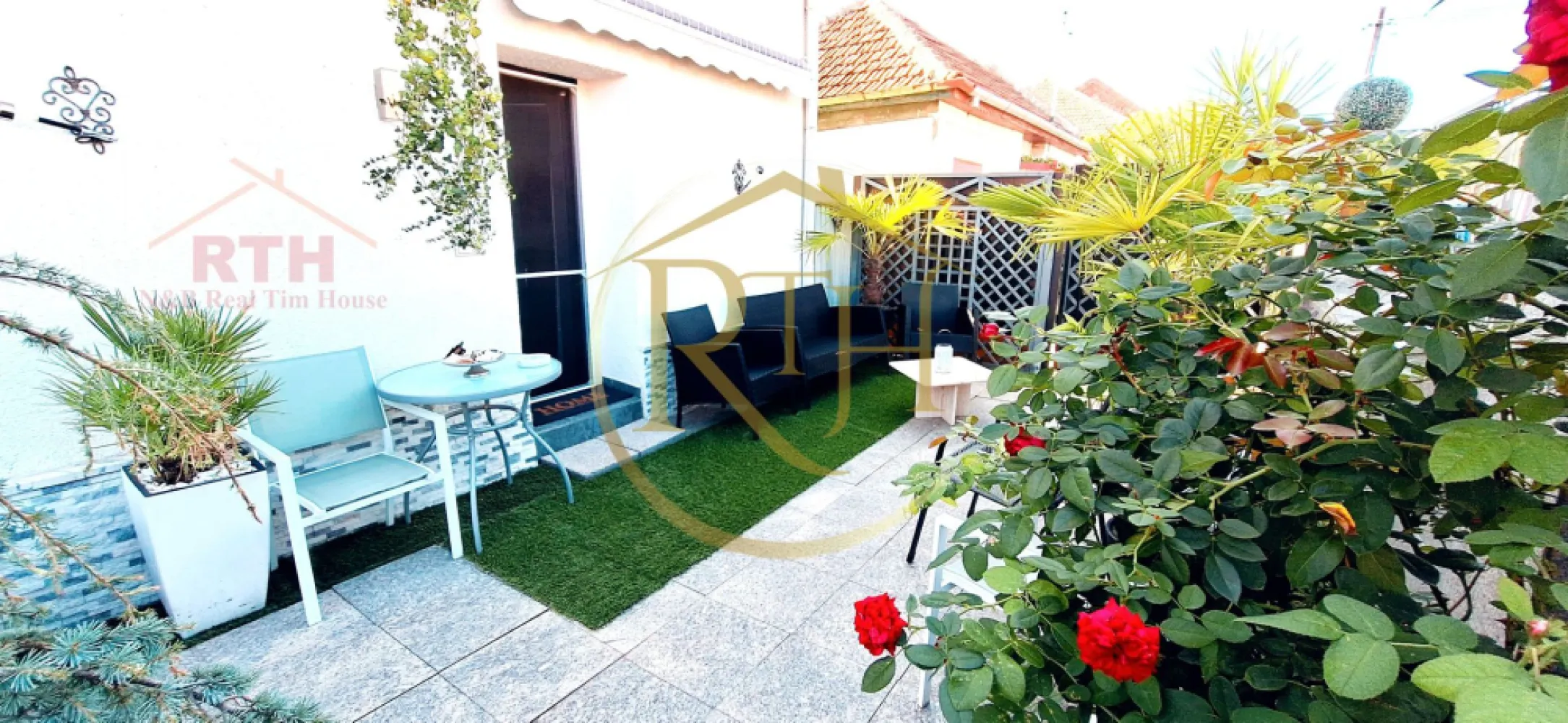 Oferim spre vanzare, proprietate deosebita, 7 camere, zona Modern 0% Comision - Această casă deosebită, situată în zona Modern din Timișoara, oferă un echilibru perfect între spațiu generos, funcționalitate și confort, fiind ideală atât pentru o familie numeroasă, cât și pentru investiție. Cu o suprafață desfășurată de 278 mp și o suprafață utilă de 190 mp, proprietatea este amplasată pe un teren de 743 mp, într-o zonă liniștită, dar foarte bine conectată la facilități importante precum Lidl, Kaufland și Piața Badea Cârțan.
Casa are un regim de înălțime de parter plus etaj și este compartimentată inteligent pentru a oferi intimitate și confort. Partea din față a locuinței dispune la parter de un living generos open-space cu bucătăria, un dormitor, o baie, un birou și un hol spațios, având acces direct către terasa din față și cea din spate. La etaj, locuința continuă cu două dormitoare, un living open-space cu bucătăria și o baie, oferind un spațiu aerisit și luminos.
În partea din spate a proprietății se află două apartamente separate, unul la parter și unul la etaj, fiecare având propria intrare și contorizare individuală. Fiecare apartament este compus dintr-o cameră spațioasă, o bucătărie, o baie și o terasă, ceea ce le face ideale atât pentru locuință, cât și pentru închiriere. 
Un alt avantaj important al acestei proprietăți este podul generos, ideal pentru depozitare, oferind un spațiu suplimentar perfect organizării eficiente a lucrurilor necesare
Curtea generoasă este bine organizată și include o anexă recent construită, oferind un spațiu suplimentar versatil pentru depozitare sau alte activități. Accesul auto este securizat cu o poartă cu telecomandă, asigurând siguranță și confort proprietarilor. Spațiul exterior impresionează printr-o oază de verdeață, unde se regăsesc numeroase flori, palmieri și pomi fructiferi, creând un cadru relaxant și plăcut pentru momentele petrecute în aer liber.

Întreaga locuință beneficiază de un sistem de încălzire eficient, realizat prin centrală termică pe gaz, iar climatizarea este asigurată prin instalații de aer condiționat. Cu un total de 7 camere, 4 bucătării, 4 băi și 4 terase, această casă reprezintă o oportunitate unică pe piața imobiliară, fiind disponibilă la prețul de 347.000 euro. Nu se plateste comision agentie . 
Proprietate reprezentata in exclusivitate de RealTimHouse.ro - Un pas spre un loc doar al tau !
Vizionare online : https://youtu.be/HGyeU7rQmow?feature=shared
