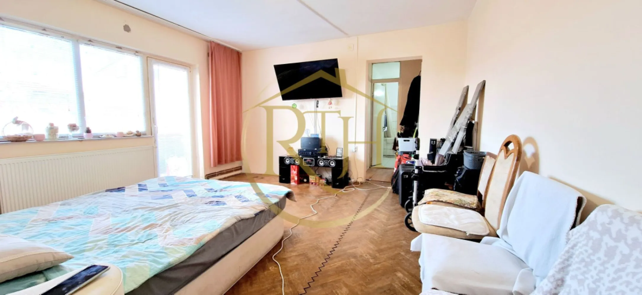 Apartament cu 3 camere, zona Girocului, Direct de la Proprietar, 0% Comision - Descoperă acest apartament spațios cu 3 camere, situat într-o zonă excelentă din Timișoara, pe strada Salcâmilor, în zona Girocului. Aflat la etajul 3 dintr-un bloc de 4 etaje cu acoperis, apartamentul oferă o compartimentare inteligentă, perfectă pentru o familie sau pentru cei care își doresc un cămin generos și bine organizat.
Cu o suprafață utilă de 65,20 mp, locuința este semidecomandată și cuprinde două dormitoare confortabile, un living luminos cu acces direct la balcon, o bucătărie spațioasă, două băi, un spațiu de depozitare practic și două holuri – unul la intrare și unul de trecere. În plus, al doilea balcon, aferent unuia dintre dormitoare .
Apartamentul beneficiază de centrală termică pe gaz și aparat de aer condiționat, oferind confort pe tot parcursul anului. Geamurile termopan asigură izolare fonică și termică, iar lumina naturală pătrunde generos în fiecare cameră. Se vinde parțial mobilat și utilat, lăsând loc noului proprietar să îl personalizeze după propriul gust.
Locația este un mare atu – foarte aproape de Spitalul Județean, Școala Gimnaziala Nr. 25, Liceul Teoretic Iris, Lidl, Profi chiar langa bloc și Parcul Pădurice, oferind acces facil la toate facilitățile necesare unei vieți urbane comode. Apartamentul necesită renovare, ceea ce reprezintă o oportunitate excelentă pentru cei care doresc să-și creeze un spațiu exact așa cum și-l imaginează.
Această proprietate este reprezentată în exclusivitate de RealTimHouse.ro – Un pas spre un loc doar al tău!
Prețul este de 109.000 euro foarte usor negociabil, iar cumpărătorul NU plătește comision.
