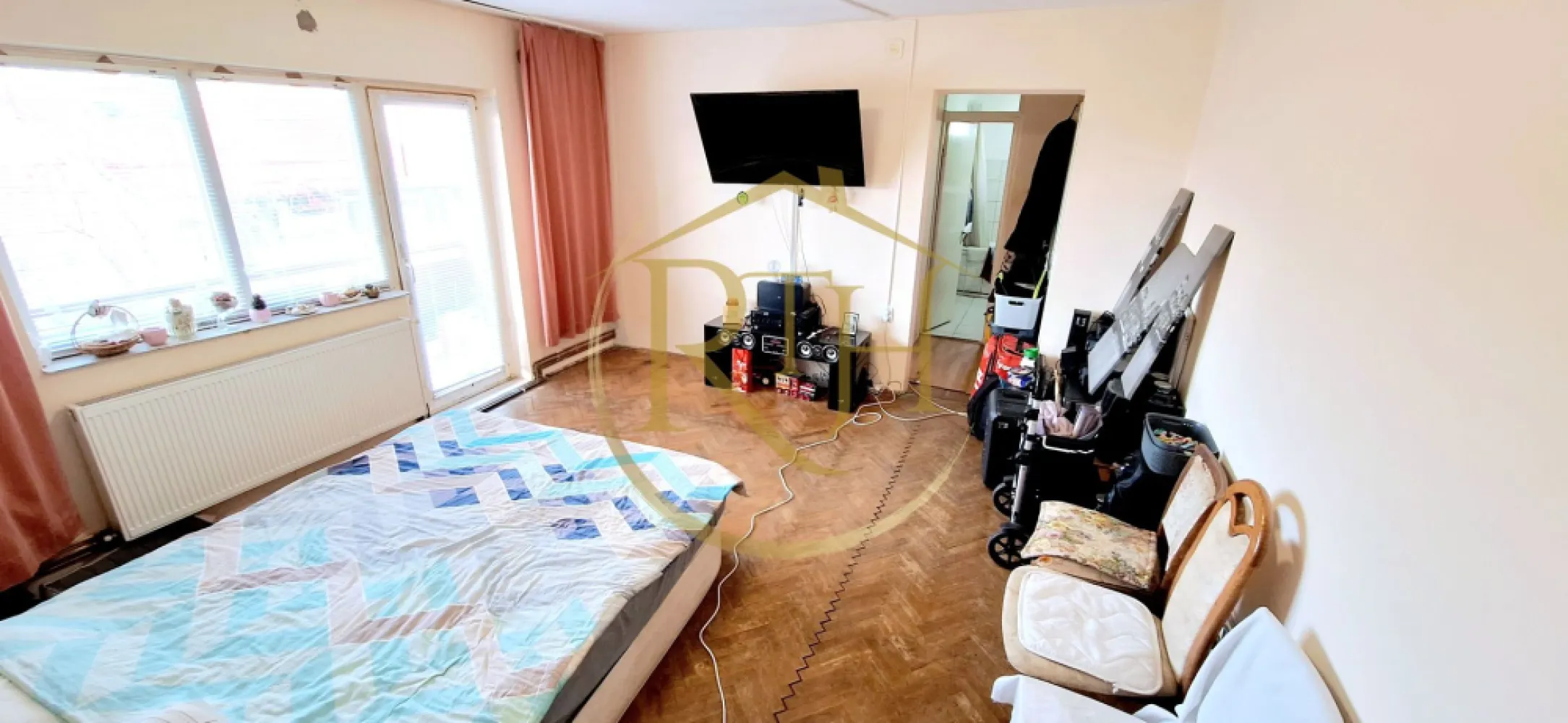 Apartament cu 3 camere, zona Girocului, Direct de la Proprietar, 0% Comision - Descoperă acest apartament spațios cu 3 camere, situat într-o zonă excelentă din Timișoara, pe strada Salcâmilor, în zona Girocului. Aflat la etajul 3 dintr-un bloc de 4 etaje cu acoperis, apartamentul oferă o compartimentare inteligentă, perfectă pentru o familie sau pentru cei care își doresc un cămin generos și bine organizat.
Cu o suprafață utilă de 65,20 mp, locuința este semidecomandată și cuprinde două dormitoare confortabile, un living luminos cu acces direct la balcon, o bucătărie spațioasă, două băi, un spațiu de depozitare practic și două holuri – unul la intrare și unul de trecere. În plus, al doilea balcon, aferent unuia dintre dormitoare .
Apartamentul beneficiază de centrală termică pe gaz și aparat de aer condiționat, oferind confort pe tot parcursul anului. Geamurile termopan asigură izolare fonică și termică, iar lumina naturală pătrunde generos în fiecare cameră. Se vinde parțial mobilat și utilat, lăsând loc noului proprietar să îl personalizeze după propriul gust.
Locația este un mare atu – foarte aproape de Spitalul Județean, Școala Gimnaziala Nr. 25, Liceul Teoretic Iris, Lidl, Profi chiar langa bloc și Parcul Pădurice, oferind acces facil la toate facilitățile necesare unei vieți urbane comode. Apartamentul necesită renovare, ceea ce reprezintă o oportunitate excelentă pentru cei care doresc să-și creeze un spațiu exact așa cum și-l imaginează.
Această proprietate este reprezentată în exclusivitate de RealTimHouse.ro – Un pas spre un loc doar al tău!
Prețul este de 109.000 euro foarte usor negociabil, iar cumpărătorul NU plătește comision.