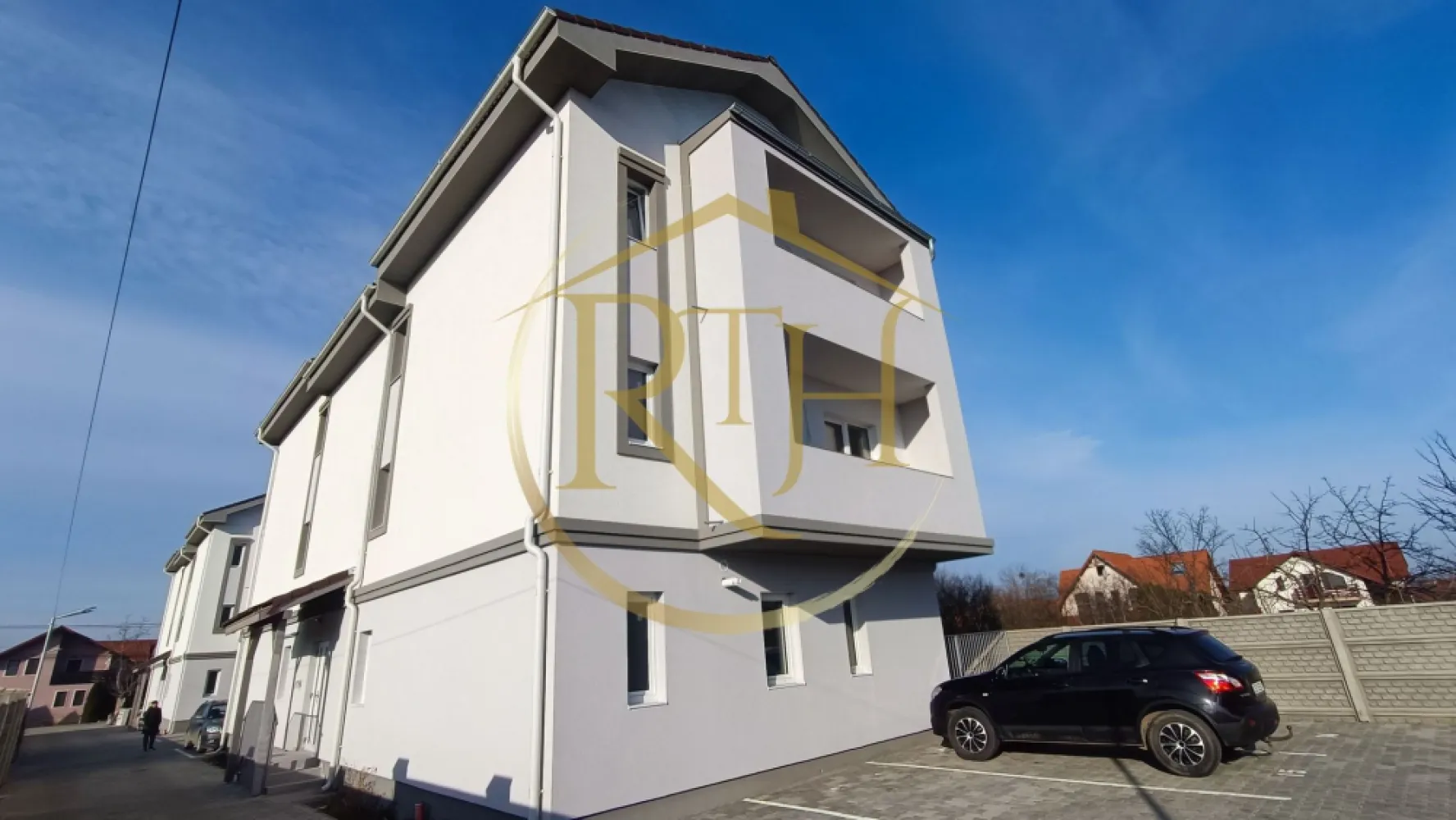 Nu rata ultimele 2 apartamente, 2 camere 53 mp,curte proprie 23 mp, 0% Comision - Îți dorești un apartament cu 2 camere modern, luminos și excelent compartimentat? Atunci acesta este locul ideal pentru tine! Îți prezentăm apartamente noi, aflate într-un bloc recent construit, gândite cu atenție pentru a-ți oferi confort, funcționalitate și un stil de viață relaxat.

Apartamentele au o suprafață utilă de 53 mp și sunt realizate din cărămidă, beneficiind de o izolație termică eficientă. Încălzirea în pardoseală și centrala proprie pe gaz îți asigură un confort termic ridicat în orice anotimp, iar ferestrele din termopan contribuie atât la eficiență energetică, cât și la liniștea din locuință. Imobilul dispune de acoperiș din țiglă și interfon, oferind un plus de calitate și siguranță.
Dacă alegi apartamentul situat la parter, vei avea avantajul unei curți proprii de 32 mp, înscrisă în CF – perfectă pentru relaxare, grădinărit sau amenajarea unui spațiu outdoor personalizat. În plus, fiecare apartament beneficiază de loc de parcare gratuit, inclus în preț. Zona este liniștită, cu locuri de joacă, parcuri și iluminat stradal, ideală pentru familii sau pentru cei care își doresc confort și serenitate.
Prețul pentru apartamentul cu curte inclusă este de 108.000 €. Se acceptă orice tip de credit bancar, iar pentru un proces cât mai simplu, oferim consultanță gratuită pentru obținerea finanțării. Apartamentele se predau la cheie și sunt disponibile pentru mutare imediată.

Proprietatea este reprezentată de RealTimHouse.ro – Un pas spre un loc doar al tău!
Te așteptăm cu drag la o vizionare!