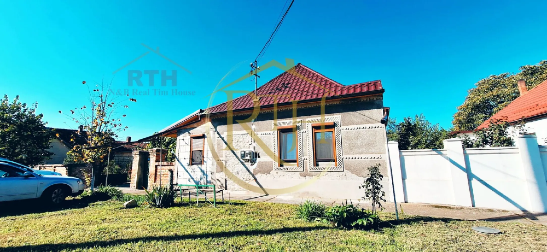 Casa cu 5 camere, teren 1500 mp, Beregsau Mare 0% Comision pentru cumparator - Oferim spre vanzare, 0% Comision, casa cu 5 camere plus anexe situata in Beregsau Mare .
Această casă este situată într-o zonă liniștită din Beregsău Mare, perfectă pentru cei care doresc să se bucure de confortul unui spațiu generos, departe de aglomerația orașului, dar suficient de aproape de Timișoara pentru a beneficia de toate facilitățile urbane. Accesul rapid către Timișoara, la doar 25 de minute distanță, face din această locație una ideală pentru familii sau cei care doresc să locuiască într-un mediu rural, dar cu acces ușor la oraș.
Casa este renovata, construita din caramida si BCA, cu funatie si placa de beton, acoperis nou si are o suprafata utila de 190 mp .

Proprietatea dispune de un teren generos de 1500 mp, perfect pentru activități de relaxare în aer liber sau pentru proiecte personale. Anexele pot fi utilizate ca spații de depozitare sau pot fi transformate în alte funcțiuni utile (atelier, garaj, etc.).

Compartimentarea casei este foarte eficienta, compusa din living foarte spatios pentru relaxare cu dining room, 4 dormitoare fiecare cu intrare separata spatioase indeale pentru o familie numeroasa, bucatarie, baie, bucatarie de vara, camera tehnica, beci si alte anexe si spatii de depozitare . 
Casa dispune de urmatoarele utilitati, apa de la retea, apa forata cu hidrofor, curent electric si racordata la reteaua de canalizare . Pe viitor urmeaza a se trage reteaua de gaz .
Confortul termic al casei se realieaza cu ajutorul centralei termice pe lemne, peleti etc si calorifere . 
Casa se vinde complet mobilata si utilata . Ideal pentru investitie sau pentru locuit . 
Proprietate reprezentata in de RealTimHouse.ro . Un pas spre un loc doar al tau ! 
Vizionare online : https://youtu.be/AmXRMof8iZc?feature=shared
Pret : 160000 euro foarte usor negociabil . Nu se plateste comison agentie . 
Cei care doresc un teren mai mare pot achizitioana casa cu intreaga ei suprafata de teren de 2814 mp la pretul de 200.000 euro .