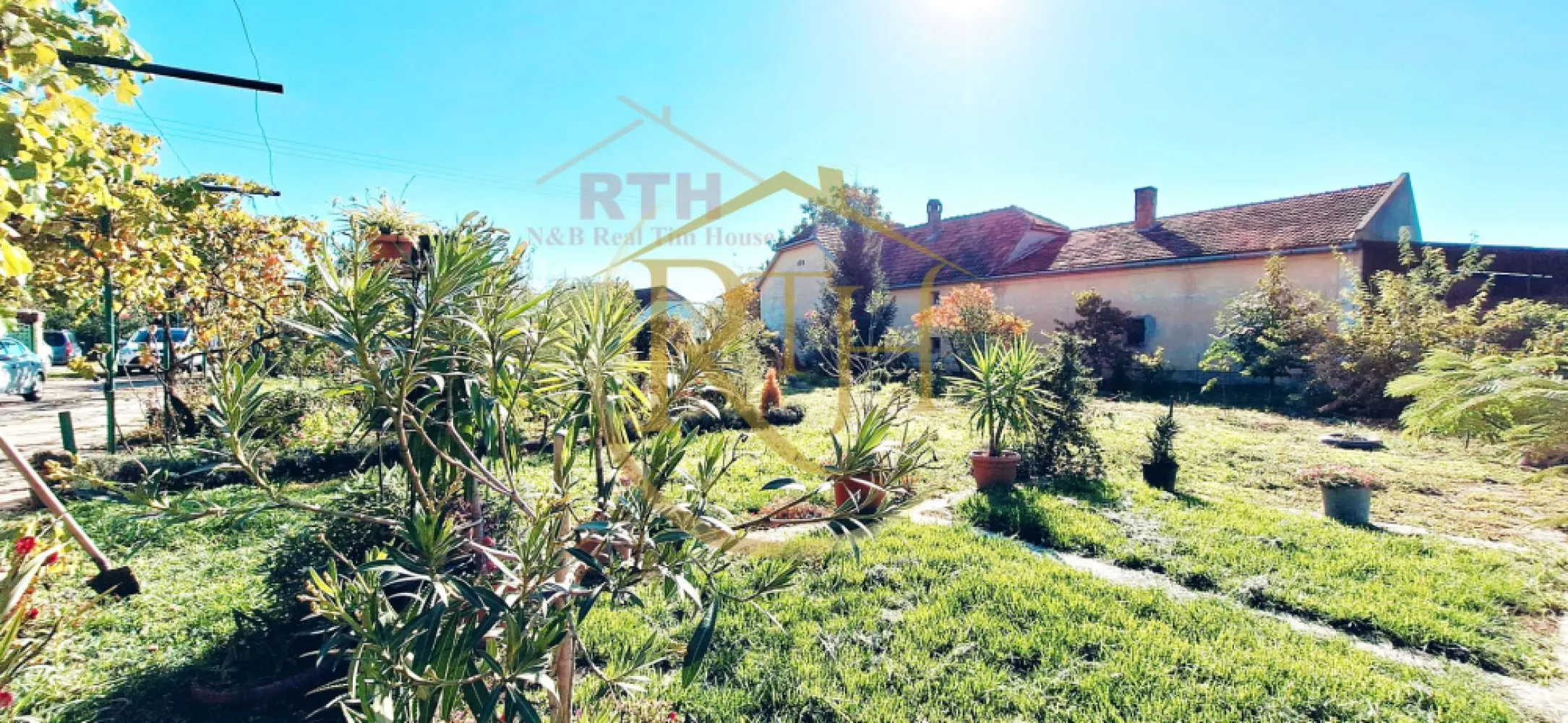 Casa cu 5 camere, teren 1500 mp, Beregsau Mare 0% Comision pentru cumparator - Oferim spre vanzare, 0% Comision, casa cu 5 camere plus anexe situata in Beregsau Mare .
Această casă este situată într-o zonă liniștită din Beregsău Mare, perfectă pentru cei care doresc să se bucure de confortul unui spațiu generos, departe de aglomerația orașului, dar suficient de aproape de Timișoara pentru a beneficia de toate facilitățile urbane. Accesul rapid către Timișoara, la doar 25 de minute distanță, face din această locație una ideală pentru familii sau cei care doresc să locuiască într-un mediu rural, dar cu acces ușor la oraș.
Casa este renovata, construita din caramida si BCA, cu funatie si placa de beton, acoperis nou si are o suprafata utila de 190 mp .

Proprietatea dispune de un teren generos de 1500 mp, perfect pentru activități de relaxare în aer liber sau pentru proiecte personale. Anexele pot fi utilizate ca spații de depozitare sau pot fi transformate în alte funcțiuni utile (atelier, garaj, etc.).

Compartimentarea casei este foarte eficienta, compusa din living foarte spatios pentru relaxare cu dining room, 4 dormitoare fiecare cu intrare separata spatioase indeale pentru o familie numeroasa, bucatarie, baie, bucatarie de vara, camera tehnica, beci si alte anexe si spatii de depozitare . 
Casa dispune de urmatoarele utilitati, apa de la retea, apa forata cu hidrofor, curent electric si racordata la reteaua de canalizare . Pe viitor urmeaza a se trage reteaua de gaz .
Confortul termic al casei se realieaza cu ajutorul centralei termice pe lemne, peleti etc si calorifere . 
Casa se vinde complet mobilata si utilata . Ideal pentru investitie sau pentru locuit . 
Proprietate reprezentata in de RealTimHouse.ro . Un pas spre un loc doar al tau ! 
Vizionare online : https://youtu.be/AmXRMof8iZc?feature=shared
Pret : 160000 euro foarte usor negociabil . Nu se plateste comison agentie . 
Cei care doresc un teren mai mare pot achizitioana casa cu intreaga ei suprafata de teren de 2814 mp la pretul de 200.000 euro .