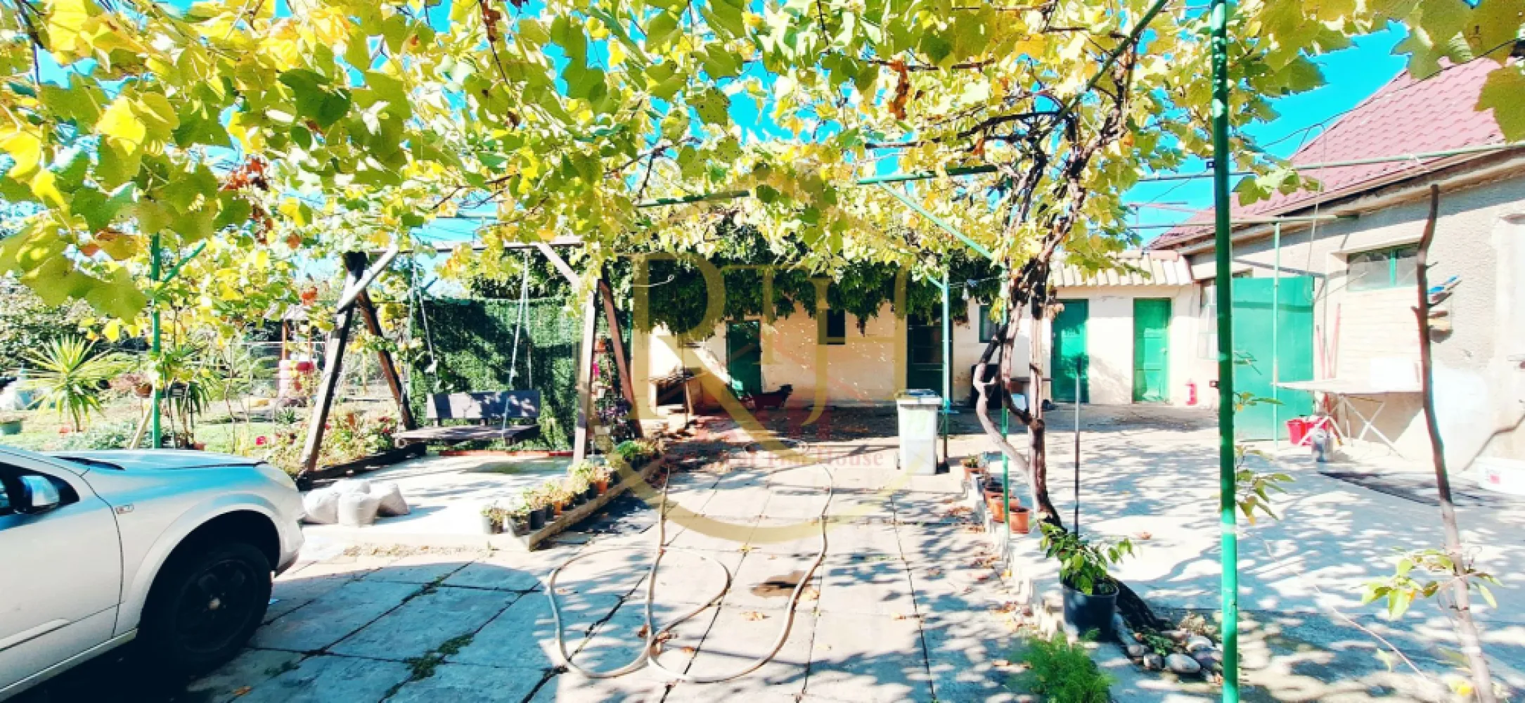 Casa cu 5 camere, teren 1500 mp, Beregsau Mare 0% Comision pentru cumparator - Oferim spre vanzare, 0% Comision, casa cu 5 camere plus anexe situata in Beregsau Mare .
Această casă este situată într-o zonă liniștită din Beregsău Mare, perfectă pentru cei care doresc să se bucure de confortul unui spațiu generos, departe de aglomerația orașului, dar suficient de aproape de Timișoara pentru a beneficia de toate facilitățile urbane. Accesul rapid către Timișoara, la doar 25 de minute distanță, face din această locație una ideală pentru familii sau cei care doresc să locuiască într-un mediu rural, dar cu acces ușor la oraș.
Casa este renovata, construita din caramida si BCA, cu funatie si placa de beton, acoperis nou si are o suprafata utila de 190 mp .

Proprietatea dispune de un teren generos de 1500 mp, perfect pentru activități de relaxare în aer liber sau pentru proiecte personale. Anexele pot fi utilizate ca spații de depozitare sau pot fi transformate în alte funcțiuni utile (atelier, garaj, etc.).

Compartimentarea casei este foarte eficienta, compusa din living foarte spatios pentru relaxare cu dining room, 4 dormitoare fiecare cu intrare separata spatioase indeale pentru o familie numeroasa, bucatarie, baie, bucatarie de vara, camera tehnica, beci si alte anexe si spatii de depozitare . 
Casa dispune de urmatoarele utilitati, apa de la retea, apa forata cu hidrofor, curent electric si racordata la reteaua de canalizare . Pe viitor urmeaza a se trage reteaua de gaz .
Confortul termic al casei se realieaza cu ajutorul centralei termice pe lemne, peleti etc si calorifere . 
Casa se vinde complet mobilata si utilata . Ideal pentru investitie sau pentru locuit . 
Proprietate reprezentata in de RealTimHouse.ro . Un pas spre un loc doar al tau ! 
Vizionare online : https://youtu.be/AmXRMof8iZc?feature=shared
Pret : 160000 euro foarte usor negociabil . Nu se plateste comison agentie . 
Cei care doresc un teren mai mare pot achizitioana casa cu intreaga ei suprafata de teren de 2814 mp la pretul de 200.000 euro .