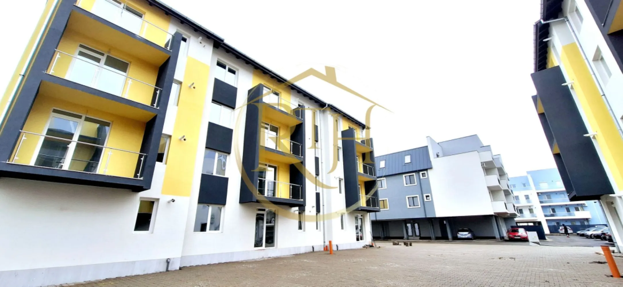Apartamente de vanzare, Complex Premium Residence, 0% Comision pt cumparator - Avem deosebita placere de a va oferi spre vanzare, direct de la dezvoltator Premium Residence, aparamente cu 1 camera, 2 camere si 3 camere, situate in cel mai nou complex rezidential de pe strada Neptu din Giroc, complex in plina dezvoltare .
Apartamentele se predau la cheie, finisaje de lux de cea mai buna calitate si compartimentare eficienta care satisface toate nevoile clientilor nostri ( decomandate sau semidecomandate ), spatiile sunt generoase si cu multa lumina naturala.
Complexul Premium Residence se afla pe strada Neptun, in apropiere de Centre Comerciale, magazine si supermarket.uri precum, Profi, Lidl, Mega, sali se sport, Spitalul Judetean, Scoala, Benzinaria Eso mijloc de transport in comun si multe altele .
Constructia este din caramida poroterm, izolatie eficienta, geamuri termopan, iar confortul termic este asigurat cu ajutorul centralei pe gaz si incalzire in pardoseala .
Suprafata utila a apartamentelor este de 34 mp pentru cele cu o camera, iar incepand de la 48 mp cele cu 2 camere, 3 camere 58 mp .
Locuitorii complexului Premium Residence beneficieaza la achizitionarea unui apartament si de un loc de parcare GRATUIT, loc de joaca pentru copii, parcuri, suport pentru biciclete, iluminat stradal si supraveghere video pentru fiecare imobil .
Acceptăm orice tip de credit bancar şi oferim GRATUIT consultanţă în vederea obţinerii unui credit pentru achiziţionarea imediată a unui apartament din complexul Premium Residence .
Preturile incep de la : - 1 camera - intre 34mp si 37 mp - 63000 euro pana la 71000 euro vandute .
- 2 camere - de la 43 mp la 57 mp - intre 79500 euro pana la 94000 euro
- 3 camere - 58 mp - 101000 euro .
Vizionare Online : https://youtu.be/GqRQo-mls4M?feature=shared