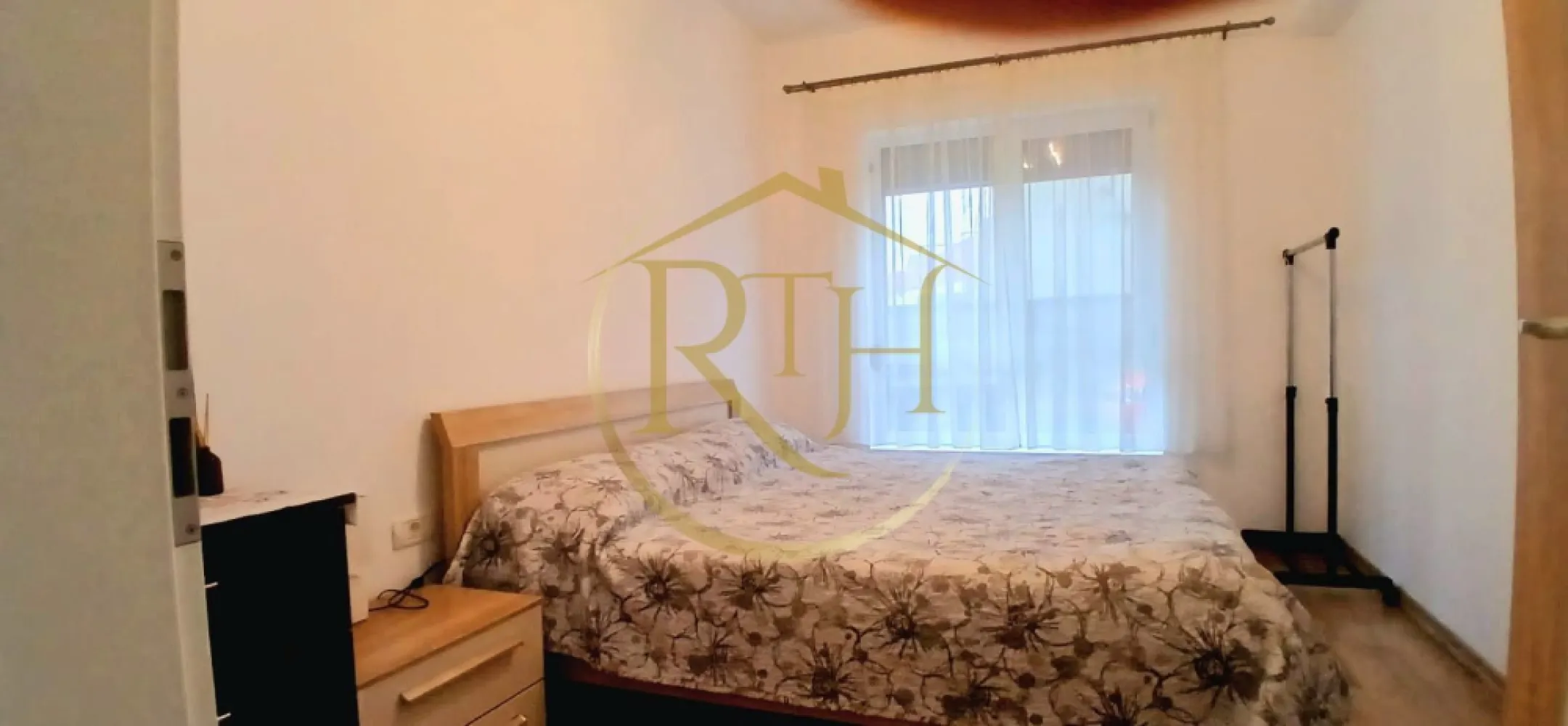 Oferim spre vanzare Apartament 2 camere tip SAD + 2 locuri de parcare - Oferim spre vânzare apartament tip SAD cu 2 camere, model decomandat, situat in Calea Buziasului aproape de Continental, Aem, Auchan, Lidl.
Apartamentul se află la parter si este compus din : hol, baie, bucătărie, dormitor, living, balcon si are o suprafață utilă de 51 mp.
Beneficiază de: centrală termică, incalzire in pardoseală, aer condiționat, rulouri si 2 locuri de parcare.
Apartamentul se poate vinde complet utilat si mobilat sau partial mobilat.
Proprietate reprezentata de RealTimHouse.ro Un pas spre un loc doar al tau!!!
Pretul rste de 90.000 euro usor negociabil + comision agentie.