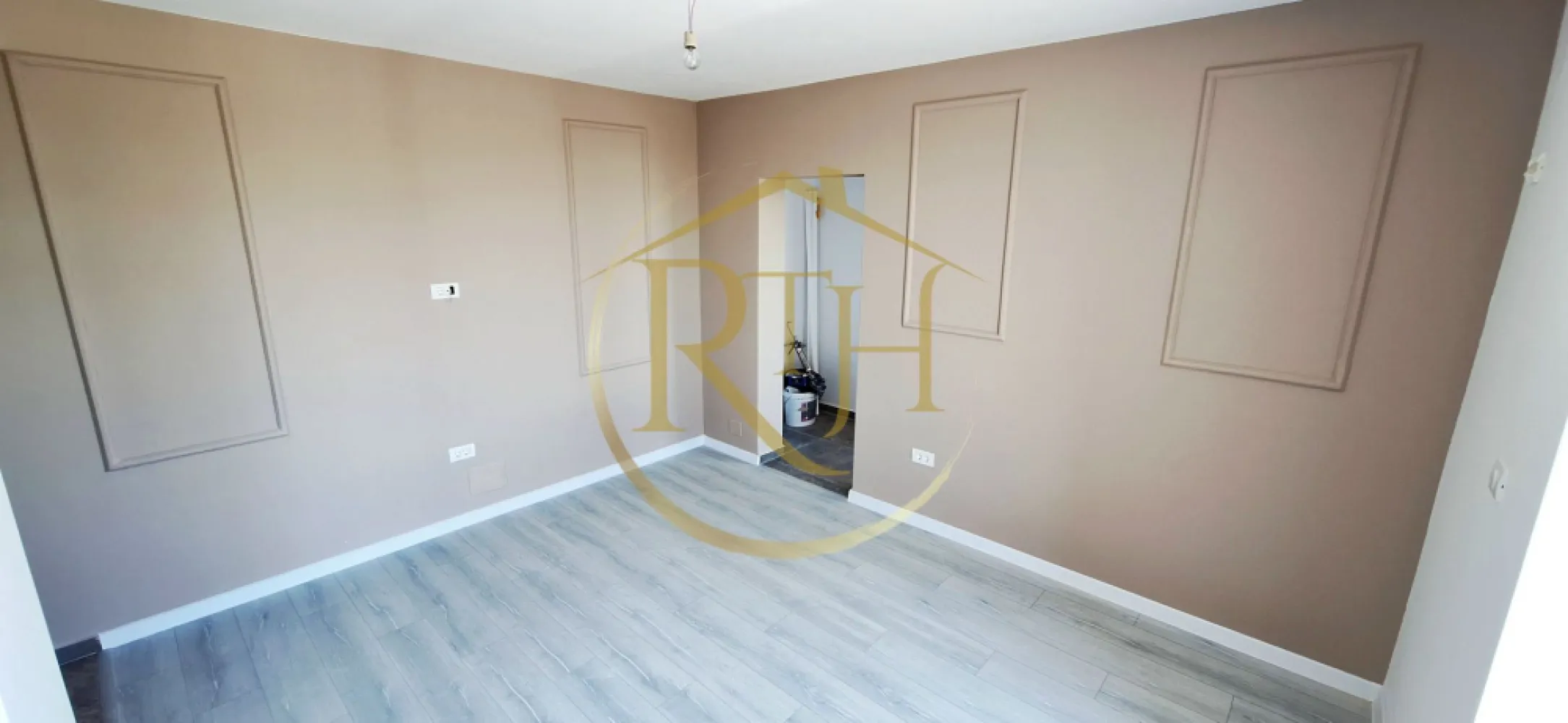 Oferim spre vanzare apartamente noi, 0% Comision, situate in Giroc - Avem deosebita placere de a va oferi spre vanzare, direct de la dezvoltator Premium Residence, aparamente cu 1 camera, 2 camere si 3 camere, situate in cel mai nou complex rezidential din zona Calea Urseni, complex in plina dezvoltare .
Apartamentele se predau la cheie, finisaje de lux de cea mai buna calitate si compartimentare eficienta care satisface toate nevoile clientilor nostri ( decomandate sau semidecomandate ), spatiile sunt generoase si cu multa lumina naturala.
Complexul Premium Residence se afla in zona Calea Urseni, in apropiere de Centre Comerciale, magazine si supermarket.uri precum, Profi, Lidl, Mega, Continental .
Constructia este din caramida poroterm, izolatie eficienta, geamuri termopan, iar confortul termic este asigurat cu ajutorul centralei pe gaz si incalzire in pardoseala .
Locuitorii complexului Premium Residence beneficieaza la achizitionarea unui apartament si de un loc de parcare GRATUIT, loc de joaca pentru copii, parcuri, suport pentru biciclete, iluminat stradal si supraveghere video pentru fiecare imobil .
Acceptăm orice tip de credit bancar şi oferim GRATUIT consultanţă în vederea obţinerii unui credit pentru achiziţionarea imediată a unui apartament din complexul Premium Residence .
Preturile incep de la : - 1 camera - 37 mp - 71500 euro
- 2 camere - de la 43 mp la 50 mp - intre 79500 euro pana la 90000 euro
- 3 camere - 58 mp - 101000 euro .
Acum poti viziona si online accesand link.ul de youtube : https://youtu.be/JM87OTmZnFY?is=Vosi85BiWGhas9B1
Proprietatre reprezentata de RealTimHouse.ro - Un pas spre un loc doar al tau !
Va asteptam cu drag la o vizionare .