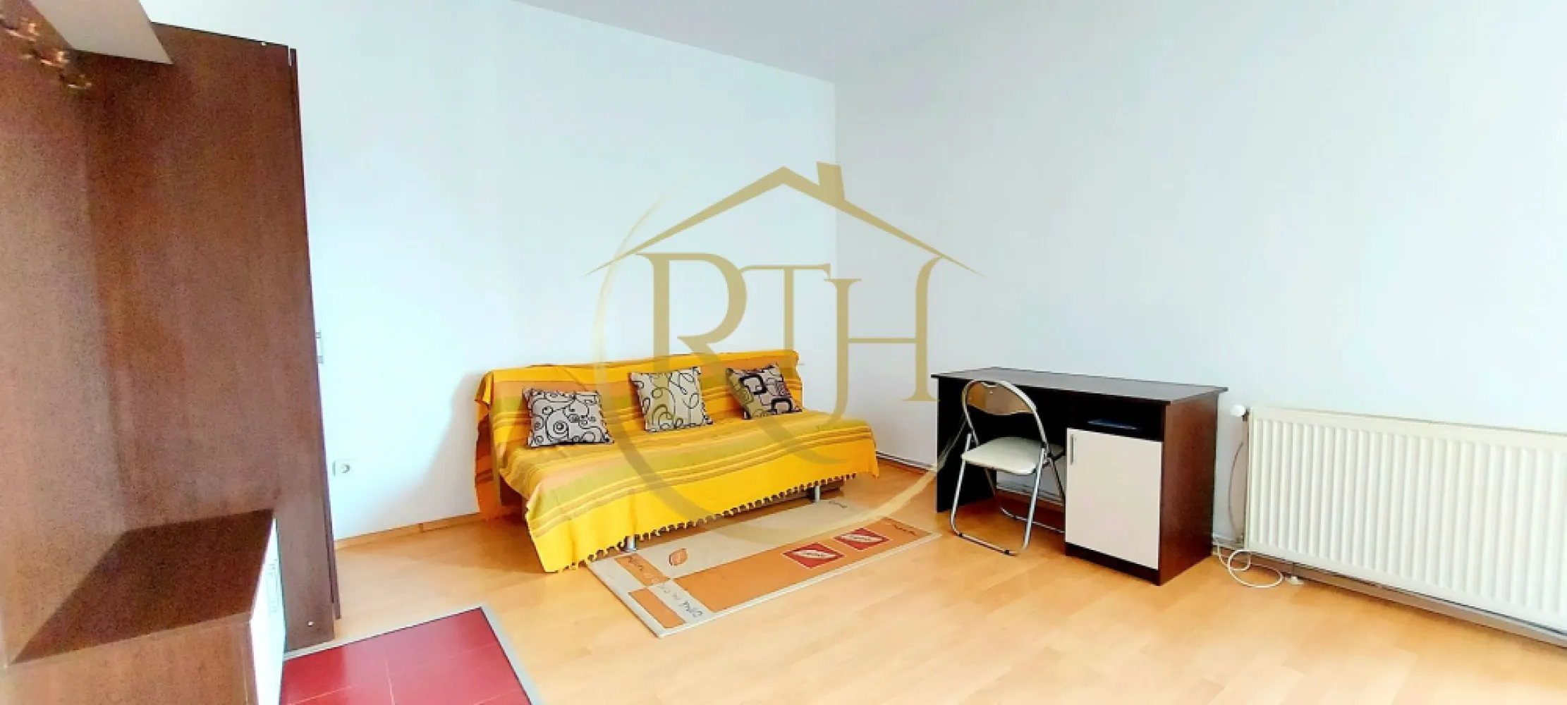 Oferim spre inchiriere, apartament 1 camera, studio, Zona Soarelui, parcare - Oferim spre închiriere un apartament cu o cameră, situat la etajul 2 al unui bloc nou din cartierul Soarelui, la doar câțiva pași de Sud Plaza. Proprietatea este poziționată excelent, cu acces rapid către principalele puncte de interes: 10 minute până la Spitalul Județean, Continental, Lidl, Auchan, Mega Image și 15 minute până în Complexul Studențesc.
Apartamentul este complet mobilat și utilat, fiind pregătit pentru mutare imediată. Dispune de canapea extensibilă, frigider, mașină de spălat, plită electrică și baie dotată cu cabină de duș. Încălzirea se face prin centrala proprie a blocului, ceea ce asigură cheltuieli reduse de întreținere.
Locul de parcare este disponibil contra cost, pentru cei care au masina si doresc un loc de parcare in parcarea privata a blocului . Blocul este privat, bine întreținut și oferă un mediu sigur și confortabil.
Locuința este ideală pentru o singură persoană sau un cuplu. Nu se acceptă animale de companie.
Vizionare online: https://youtu.be/YhXRhghpK-0
Preț: 230 euro Chirie + Garanție: 230 euro + Comision agenție 

Proprietate reprezentată de RealTimHouse.ro – Un pas spre un loc doar al tău!