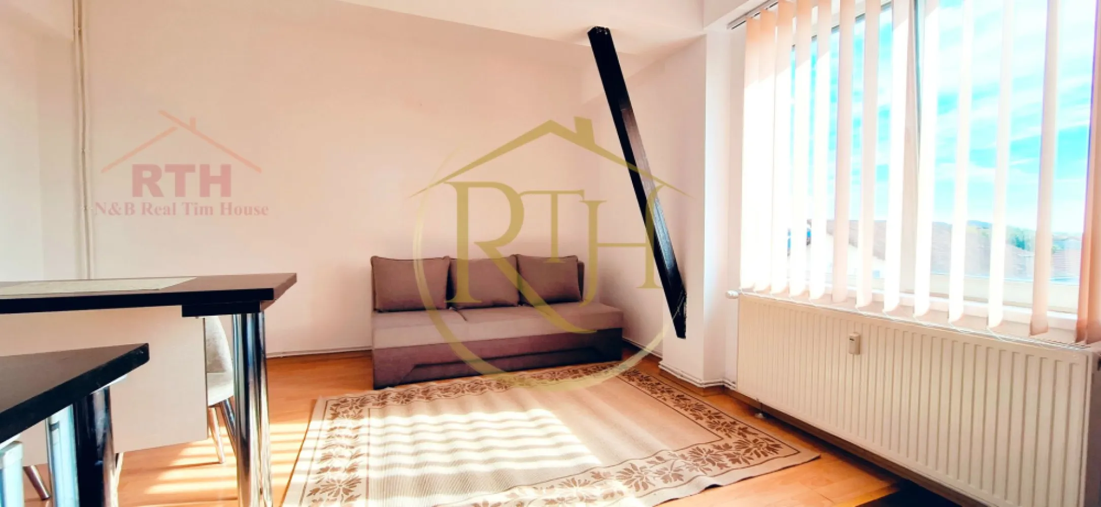 Oferim spre inchiriere apartament 1 camera, bloc nou, Zona Soarelui - Oferim spre inchiriere apartament cu 1 camera, model studio, situat la etajul 2, cladire nou, in zona Soarelui la doar 2 minute de Sud Plaza, foarte aproape de Continental si Spitalul Judetean . 
Apartamentul se inchiriaza complet mobilat si utilat . Dispune de canapea extensibila, frigider, masina de spalat, plita pentru gatit electrica, clima, televizor ( televizor o sa fie unul nou ) . 
Confotul termic al apartamentului se realizeaza prin centrala pe cladire iar contorizarea se face cu ajutorul repartitoarelor . Cheltuieli foarte mici de intretinere . 
Cei care au masina, au posibilitatea de a beneficia de un loc de parcare in curtea blocului la doar 10 euro pe luna . 
Apartamentul este ideal pentru un cuplu sau o singura persoana . Nu se accepta @nimale de companie . Liber din data de 18 iunie .
Proprietate reprezentata de RealTimHouse .ro . Un pas spre un loc doar al tau !
Vizionare online : https://youtu.be/MBLJhTLZKsE?feature=shared
Pret : 230 euro + garantie 230 euro + comision agentie .
