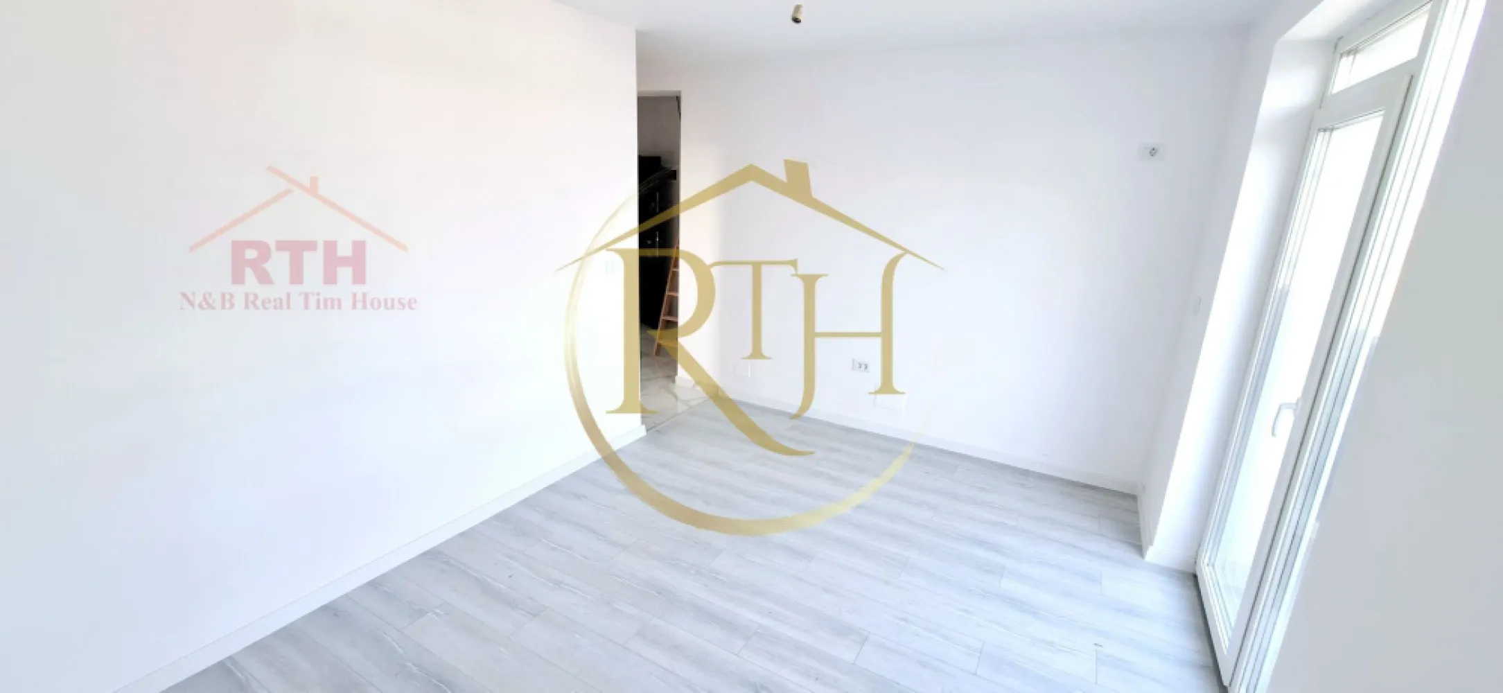 Oferim spre vanzare apartamente cu 1 camera, situate in Giroc, 0% Comision - Avem deosebita placere de a va oferi spre vanzare, direct de la dezvoltator Premium Residence, aparamente cu 1 camera, 2 camere si 3 camere, situate in cel mai nou complex rezidential din zona Calea Urseni, complex in plina dezvoltare .
Apartamentele se predau la cheie, finisaje de lux de cea mai buna calitate si compartimentare eficienta care satisface toate nevoile clientilor nostri ( decomandate sau semidecomandate ), spatiile sunt generoase si cu multa lumina naturala.
Complexul Premium Residence se afla in zona Calea Urseni, in apropiere de Centre Comerciale, magazine si supermarket.uri precum, Profi, Lidl, Mega, Continental .
Constructia este din caramida poroterm, izolatie eficienta, geamuri termopan, iar confortul termic este asigurat cu ajutorul centralei pe gaz si incalzire in pardoseala .
Locuitorii complexului Premium Residence beneficieaza la achizitionarea unui apartament si de un loc de parcare GRATUIT, loc de joaca pentru copii, parcuri, suport pentru biciclete, iluminat stradal si supraveghere video pentru fiecare imobil .
Acceptăm orice tip de credit bancar şi oferim GRATUIT consultanţă în vederea obţinerii unui credit pentru achiziţionarea imediată a unui apartament din complexul Premium Residence .
Preturile incep de la : - 1 camera - 37 mp - 71500 euro
- 2 camere - de la 43 mp la 50 mp - intre 79500 euro pana la 90000 euro
- 3 camere - 58 mp - 101000 euro .
Acum poti viziona si online accesand link.ul de youtube : https://youtu.be/nkzuvt3jXDA?feature=shared
Proprietatre reprezentata de RealTimHouse.ro - Un pas spre un loc doar al tau !
Va asteptam cu drag la o vizionare .