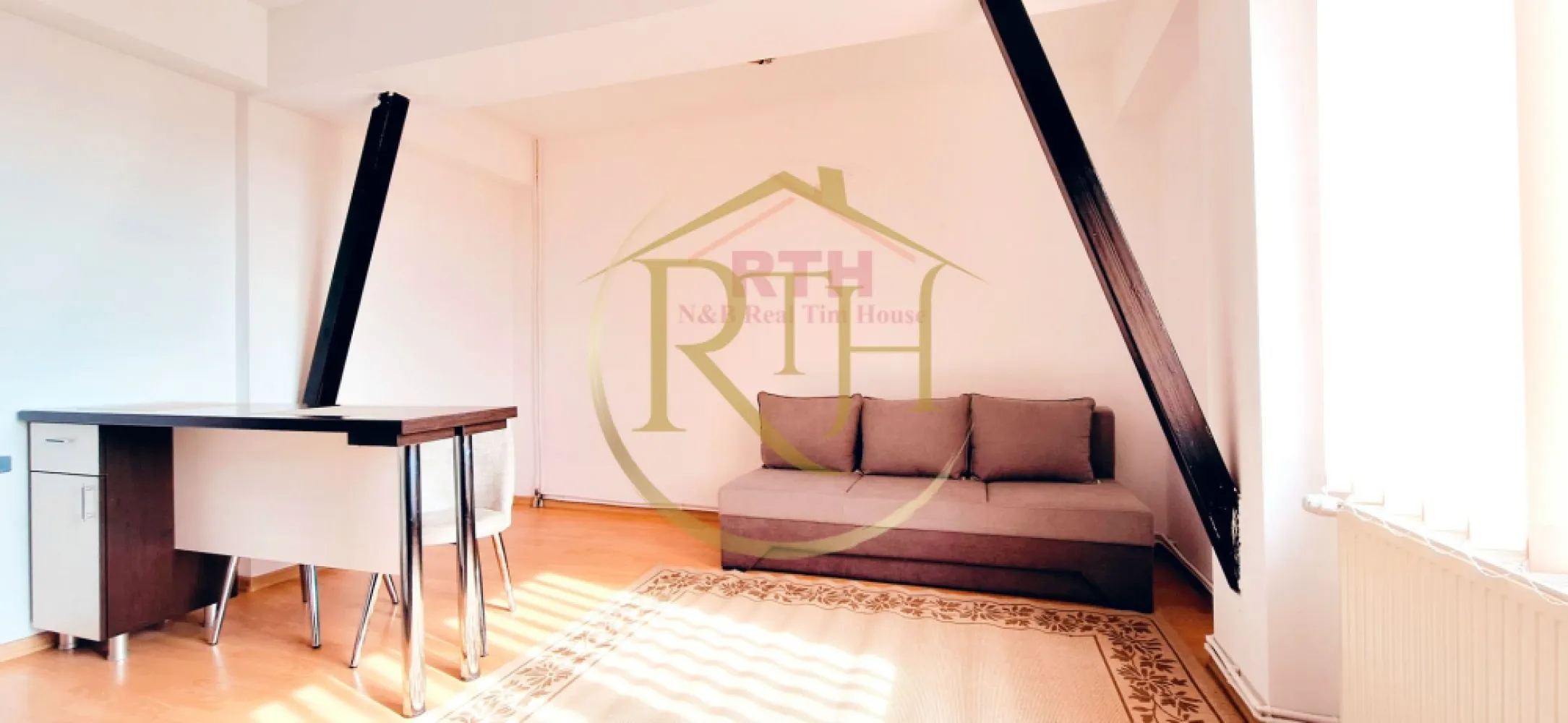 Oferim spre inchiriere apartament 1 camera, bloc nou, Zona Soarelui - Oferim spre inchiriere apartament cu 1 camera, model studio, situat la etajul 2, cladire nou, in zona Soarelui la doar 2 minute de Sud Plaza, foarte aproape de Continental si Spitalul Judetean . 
Apartamentul se inchiriaza complet mobilat si utilat . Dispune de canapea extensibila, frigider, masina de spalat, plita pentru gatit electrica, clima, televizor ( televizor o sa fie unul nou ) . 
Confotul termic al apartamentului se realizeaza prin centrala pe cladire iar contorizarea se face cu ajutorul repartitoarelor . Cheltuieli foarte mici de intretinere . 
Cei care au masina, au posibilitatea de a beneficia de un loc de parcare in curtea blocului la doar 10 euro pe luna . 
Apartamentul este ideal pentru un cuplu sau o singura persoana . Nu se accepta @nimale de companie . Liber din data de 18 iunie .
Proprietate reprezentata de RealTimHouse .ro . Un pas spre un loc doar al tau !
Vizionare online : https://youtu.be/MBLJhTLZKsE?feature=shared
Pret : 230 euro + garantie 230 euro + comision agentie .