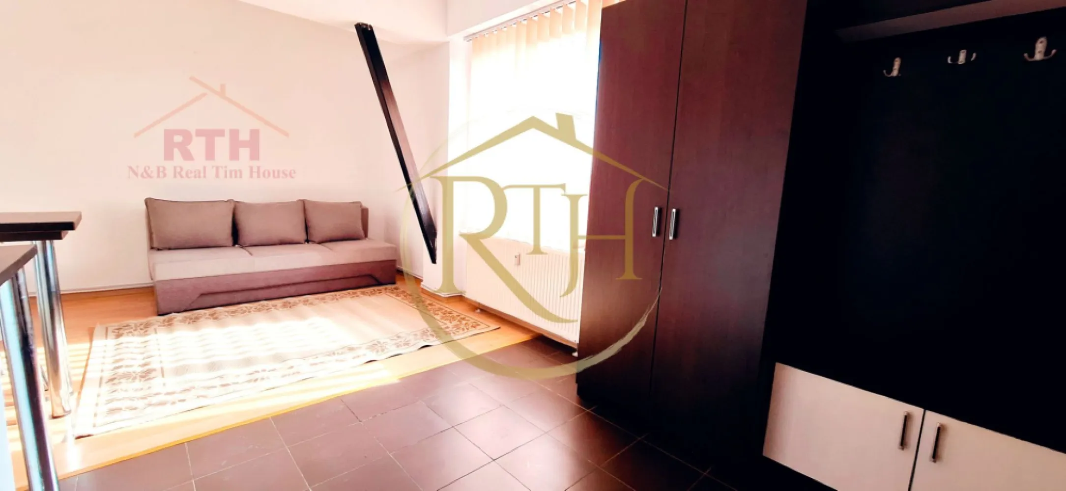 Oferim spre inchiriere apartament 1 camera, bloc nou, Zona Soarelui - Oferim spre inchiriere apartament cu 1 camera, model studio, situat la etajul 2, cladire nou, in zona Soarelui la doar 2 minute de Sud Plaza, foarte aproape de Continental si Spitalul Judetean . 
Apartamentul se inchiriaza complet mobilat si utilat . Dispune de canapea extensibila, frigider, masina de spalat, plita pentru gatit electrica, clima, televizor ( televizor o sa fie unul nou ) . 
Confotul termic al apartamentului se realizeaza prin centrala pe cladire iar contorizarea se face cu ajutorul repartitoarelor . Cheltuieli foarte mici de intretinere . 
Cei care au masina, au posibilitatea de a beneficia de un loc de parcare in curtea blocului la doar 10 euro pe luna . 
Apartamentul este ideal pentru un cuplu sau o singura persoana . Nu se accepta @nimale de companie . Liber din data de 18 iunie .
Proprietate reprezentata de RealTimHouse .ro . Un pas spre un loc doar al tau !
Vizionare online : https://youtu.be/MBLJhTLZKsE?feature=shared
Pret : 230 euro + garantie 230 euro + comision agentie .