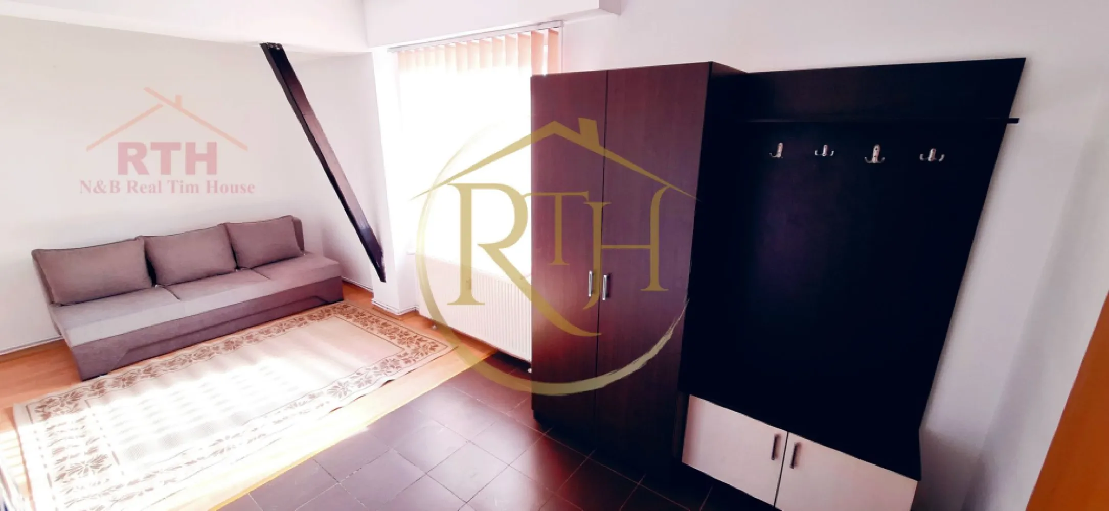 Oferim spre inchiriere apartament 1 camera, bloc nou, Zona Soarelui - Oferim spre inchiriere apartament cu 1 camera, model studio, situat la etajul 2, cladire nou, in zona Soarelui la doar 2 minute de Sud Plaza, foarte aproape de Continental si Spitalul Judetean . 
Apartamentul se inchiriaza complet mobilat si utilat . Dispune de canapea extensibila, frigider, masina de spalat, plita pentru gatit electrica, clima, televizor ( televizor o sa fie unul nou ) . 
Confotul termic al apartamentului se realizeaza prin centrala pe cladire iar contorizarea se face cu ajutorul repartitoarelor . Cheltuieli foarte mici de intretinere . 
Cei care au masina, au posibilitatea de a beneficia de un loc de parcare in curtea blocului la doar 10 euro pe luna . 
Apartamentul este ideal pentru un cuplu sau o singura persoana . Nu se accepta @nimale de companie . Liber din data de 18 iunie .
Proprietate reprezentata de RealTimHouse .ro . Un pas spre un loc doar al tau !
Vizionare online : https://youtu.be/MBLJhTLZKsE?feature=shared
Pret : 230 euro + garantie 230 euro + comision agentie .