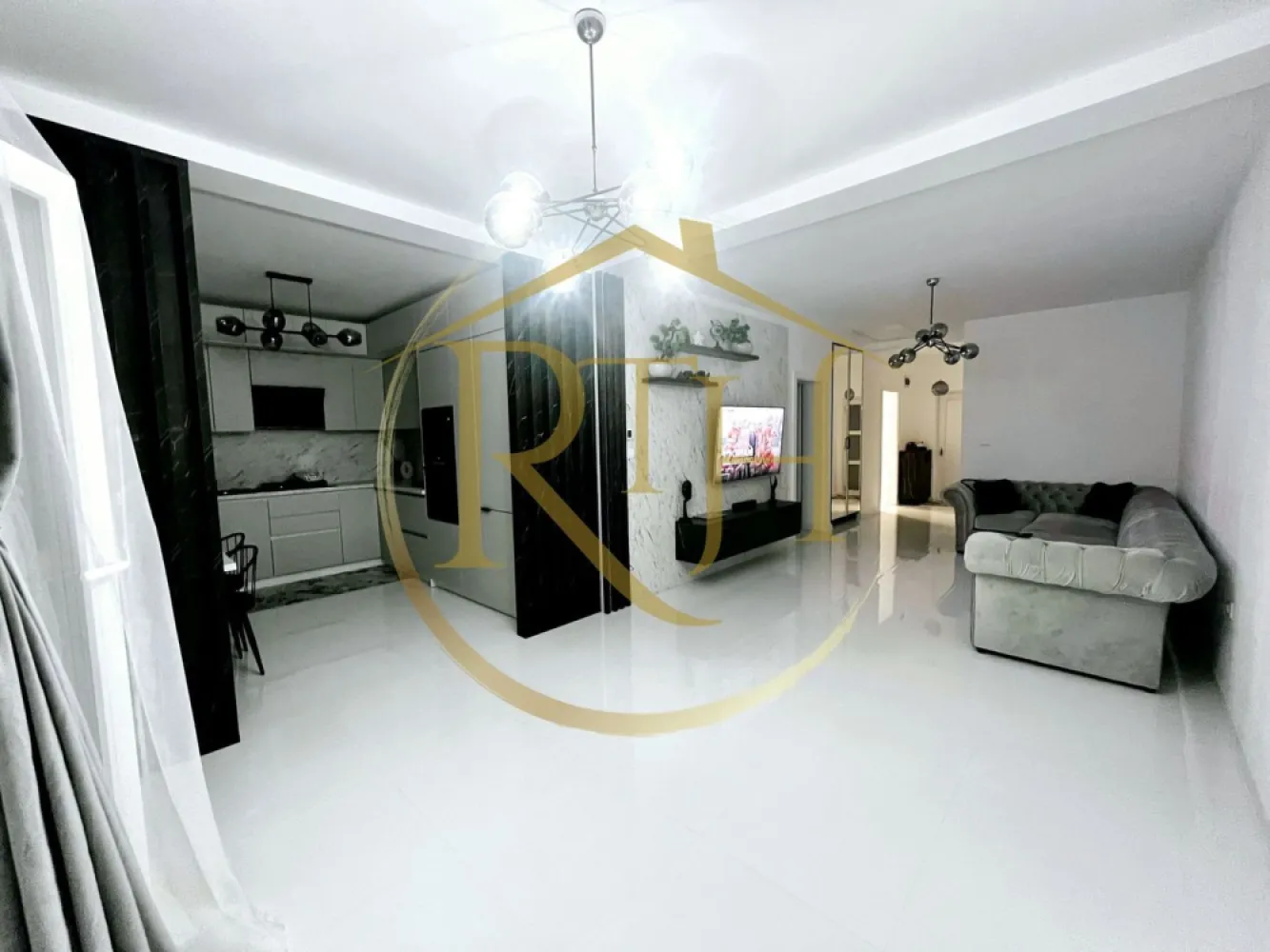Oferim spre vanzare, Duplex 3 camere, Mobilat si Utilat, Mosnita Noua - Direct de la Proprietar-Ofer spre vanzare casa duplex in zona Mosnita Veche, Cartier Serena 3, aproape de asfalt! Imobilul se vinde comple utilat si mobilat avand un design modern: mobilier, electronice, electrocasnice totul este cumparat nou cu garantie!
Casa are incalzire in pardosea, termostate, placa de beton,izolatie cu aluminiu, pod inalt curte amenajata,etc!
Imobilul este compus din : 2 dormitoare, 2 bai, living spatios, bucatarie, camera tehnica, terasa inchisa si transformata in living de exterior!
Utilitati: internet fibra, cablu tv, canalizare,curent, centrala termica proprie!
Conatructie 2022, suprafata utila 95 mp, suprafata teren 323 mp .
Pentru orice intrebare sunati la numarul de telefon din anunt . 
Doresc seriozitate!
Pentru persoanele interesate, ve-ti primi mai multe poze cu imobilul!
Proprietate reprezentata de RealTimHouse .ro
Pret :183000 euro usor negociabil . Nu se plateste comision agentie .