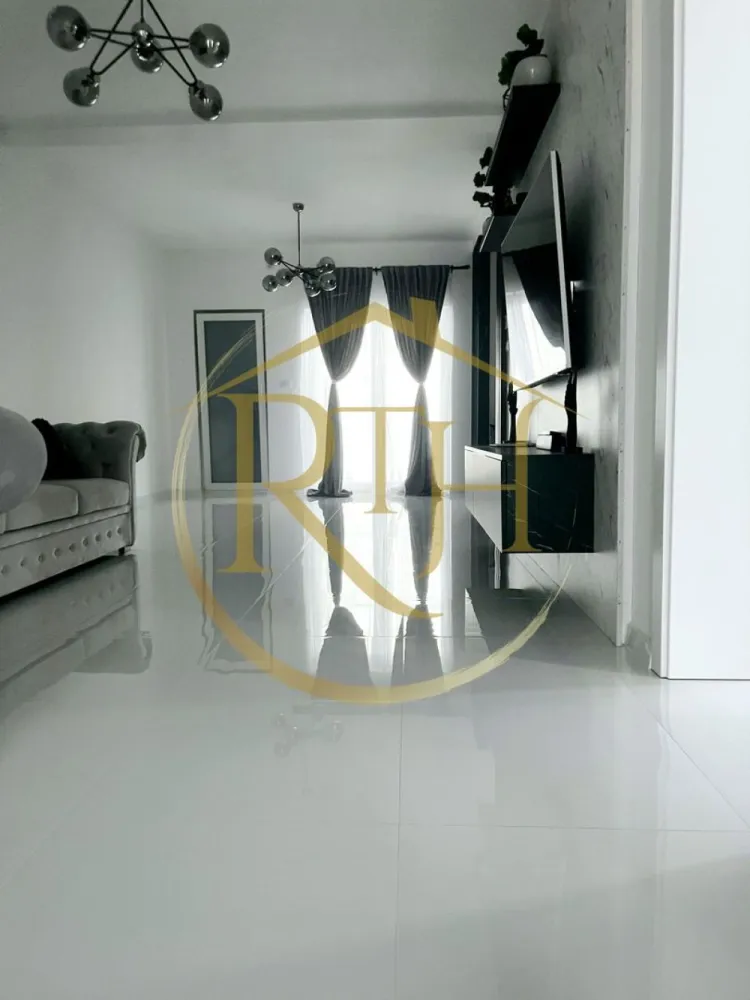 Oferim spre vanzare, Duplex 3 camere, Mobilat si Utilat, Mosnita Noua - Direct de la Proprietar-Ofer spre vanzare casa duplex in zona Mosnita Veche, Cartier Serena 3, aproape de asfalt! Imobilul se vinde comple utilat si mobilat avand un design modern: mobilier, electronice, electrocasnice totul este cumparat nou cu garantie!
Casa are incalzire in pardosea, termostate, placa de beton,izolatie cu aluminiu, pod inalt curte amenajata,etc!
Imobilul este compus din : 2 dormitoare, 2 bai, living spatios, bucatarie, camera tehnica, terasa inchisa si transformata in living de exterior!
Utilitati: internet fibra, cablu tv, canalizare,curent, centrala termica proprie!
Conatructie 2022, suprafata utila 95 mp, suprafata teren 323 mp .
Pentru orice intrebare sunati la numarul de telefon din anunt . 
Doresc seriozitate!
Pentru persoanele interesate, ve-ti primi mai multe poze cu imobilul!
Proprietate reprezentata de RealTimHouse .ro
Pret :183000 euro usor negociabil . Nu se plateste comision agentie .