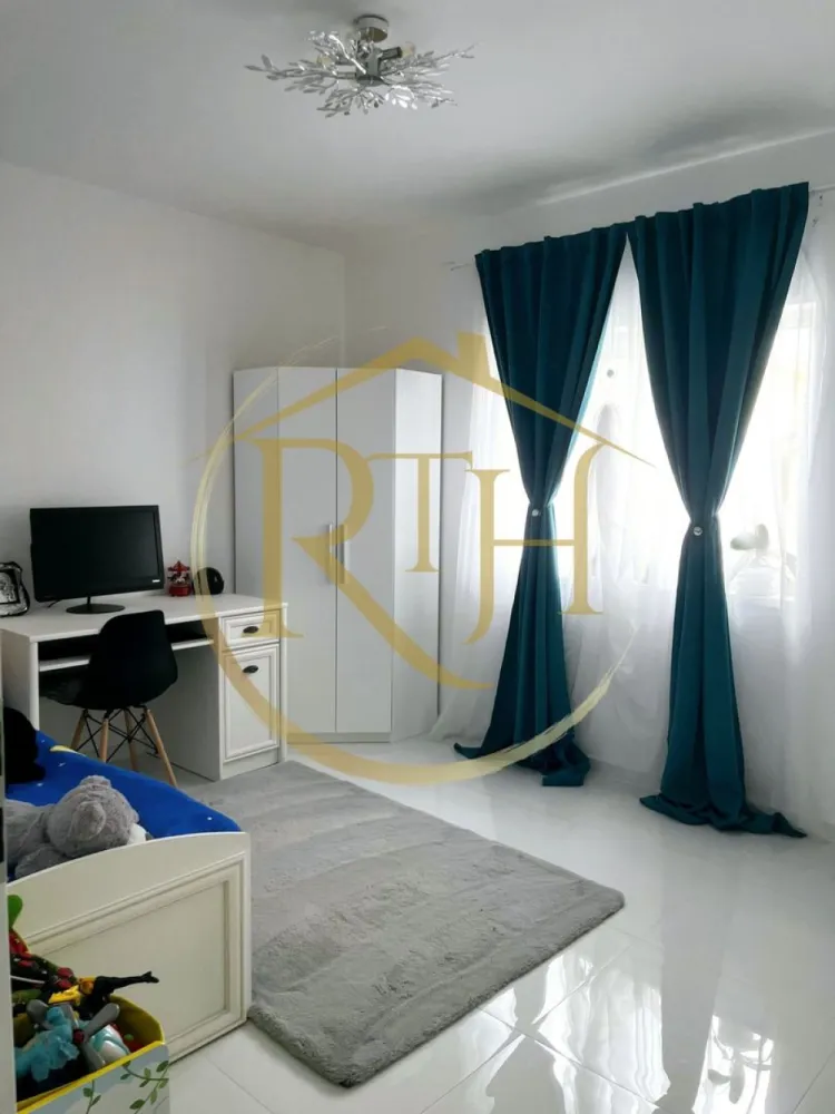 Oferim spre vanzare, Duplex 3 camere, Mobilat si Utilat, Mosnita Noua - Direct de la Proprietar-Ofer spre vanzare casa duplex in zona Mosnita Veche, Cartier Serena 3, aproape de asfalt! Imobilul se vinde comple utilat si mobilat avand un design modern: mobilier, electronice, electrocasnice totul este cumparat nou cu garantie!
Casa are incalzire in pardosea, termostate, placa de beton,izolatie cu aluminiu, pod inalt curte amenajata,etc!
Imobilul este compus din : 2 dormitoare, 2 bai, living spatios, bucatarie, camera tehnica, terasa inchisa si transformata in living de exterior!
Utilitati: internet fibra, cablu tv, canalizare,curent, centrala termica proprie!
Conatructie 2022, suprafata utila 95 mp, suprafata teren 323 mp .
Pentru orice intrebare sunati la numarul de telefon din anunt . 
Doresc seriozitate!
Pentru persoanele interesate, ve-ti primi mai multe poze cu imobilul!
Proprietate reprezentata de RealTimHouse .ro
Pret :183000 euro usor negociabil . Nu se plateste comision agentie .