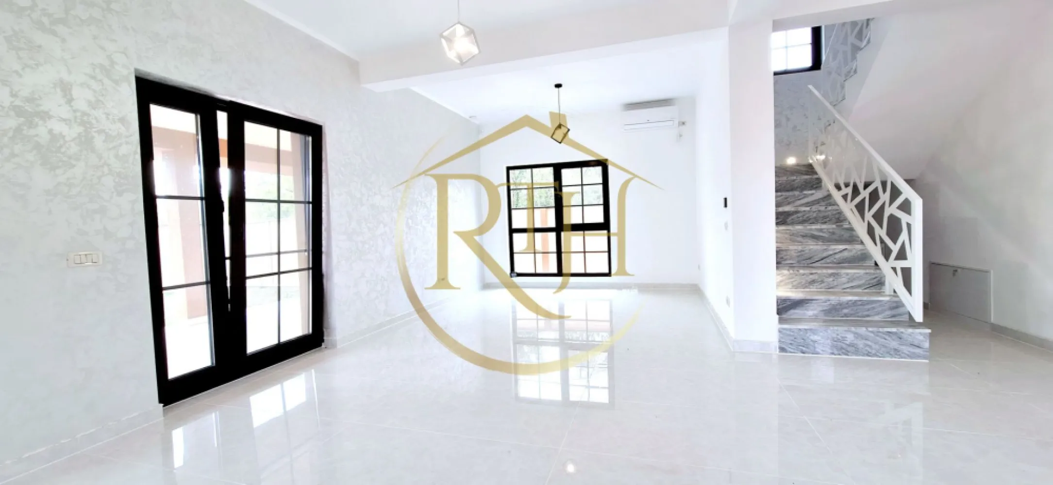 Oferim spre vanzare casa deosebita, cu 5 camere, Giroc, zona Centrala. - Avem placerea de a va oferi spre vanzare o casa deosebita, direct de la proprietar, cu 5 camere, situata in zona Centrala a Girocului la doi pasi de Primarie, Scoala, Liceu, Biserica, Magazine, Mijloc de transport in comun . 
Casa este construita din caramida poroterm, izolatie de 10 si 15, materiale de top si finisaje de inalta calitate. Compartimentare foarte eficienta, spatii generoase si luminate natural .
La parter regasim un living generos open space cu bucataria si cu iesire pe terasa, un dormitor, o baie cu dus si spatiu de depozitare sub casa scarii .
Etajul este compus din 3 dormitoare, baie spatioasa cu vana, hol si accesul in pod . 
Casa este individuala, peretii dintre case sunt dubli cu izolatie intre ei, fundatie si pod individual. Terasa are o suprafata de 30 mp utili, acoperita si izolata termic, se poate inchide . 
Finisajele interioare de inalta calitate, scari de marmura, obiecte sanitare de lux . 
Casa se preda la cheie, cu incalzire in pardoseala cu pompe de recirculare a apei, termostate ambientale pe fiecare incapere, clima LG, centrala termica in condensare Aristor, sistem de alarma, sistem supraveghere video, iluminat controlat prin wi.fi, poarta de acces automatizata cu telecomanda . 
Curtea este amenajata cu pavaj si gazon . 
Suprafata utila 130 mp, construiti 160 mp, terasa 30 mp, suprafata teren 250 mp .
Proprietate reprezentata de RealTimHouse.ro . Un pas spre un loc doar al tau !
Vizionare online : https://youtu.be/iyydq34OtbI?feature=shared
Va asteptam cu drag la o vizionare . Vizionarile se pot face doar cu programare . 
Nu se plateste comision agentie .
Un pas spre un loc doar al tau !
Pret : 270000 euro . Foarte usor negociabil . 
Pret nou : 260000 euro .