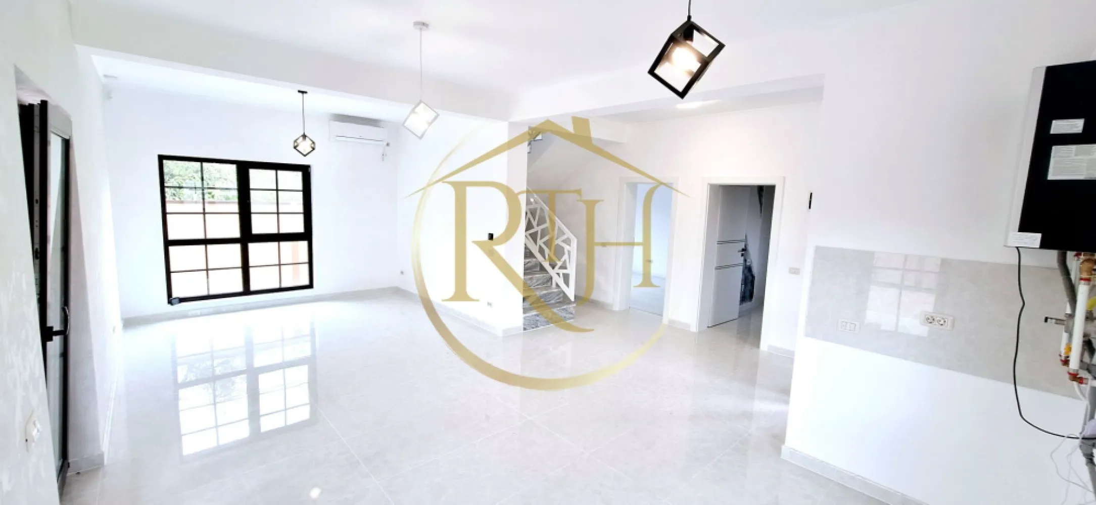 Oferim spre vanzare casa deosebita, cu 5 camere, Giroc, zona Centrala. - Avem placerea de a va oferi spre vanzare o casa deosebita, direct de la proprietar, cu 5 camere, situata in zona Centrala a Girocului la doi pasi de Primarie, Scoala, Liceu, Biserica, Magazine, Mijloc de transport in comun . 
Casa este construita din caramida poroterm, izolatie de 10 si 15, materiale de top si finisaje de inalta calitate. Compartimentare foarte eficienta, spatii generoase si luminate natural .
La parter regasim un living generos open space cu bucataria si cu iesire pe terasa, un dormitor, o baie cu dus si spatiu de depozitare sub casa scarii .
Etajul este compus din 3 dormitoare, baie spatioasa cu vana, hol si accesul in pod . 
Casa este individuala, peretii dintre case sunt dubli cu izolatie intre ei, fundatie si pod individual. Terasa are o suprafata de 30 mp utili, acoperita si izolata termic, se poate inchide . 
Finisajele interioare de inalta calitate, scari de marmura, obiecte sanitare de lux . 
Casa se preda la cheie, cu incalzire in pardoseala cu pompe de recirculare a apei, termostate ambientale pe fiecare incapere, clima LG, centrala termica in condensare Aristor, sistem de alarma, sistem supraveghere video, iluminat controlat prin wi.fi, poarta de acces automatizata cu telecomanda . 
Curtea este amenajata cu pavaj si gazon . 
Suprafata utila 130 mp, construiti 160 mp, terasa 30 mp, suprafata teren 250 mp .
Proprietate reprezentata de RealTimHouse.ro . Un pas spre un loc doar al tau !
Vizionare online : https://youtu.be/iyydq34OtbI?feature=shared
Va asteptam cu drag la o vizionare . Vizionarile se pot face doar cu programare . 
Nu se plateste comision agentie .
Un pas spre un loc doar al tau !
Pret : 270000 euro . Foarte usor negociabil . 
Pret nou : 260000 euro .