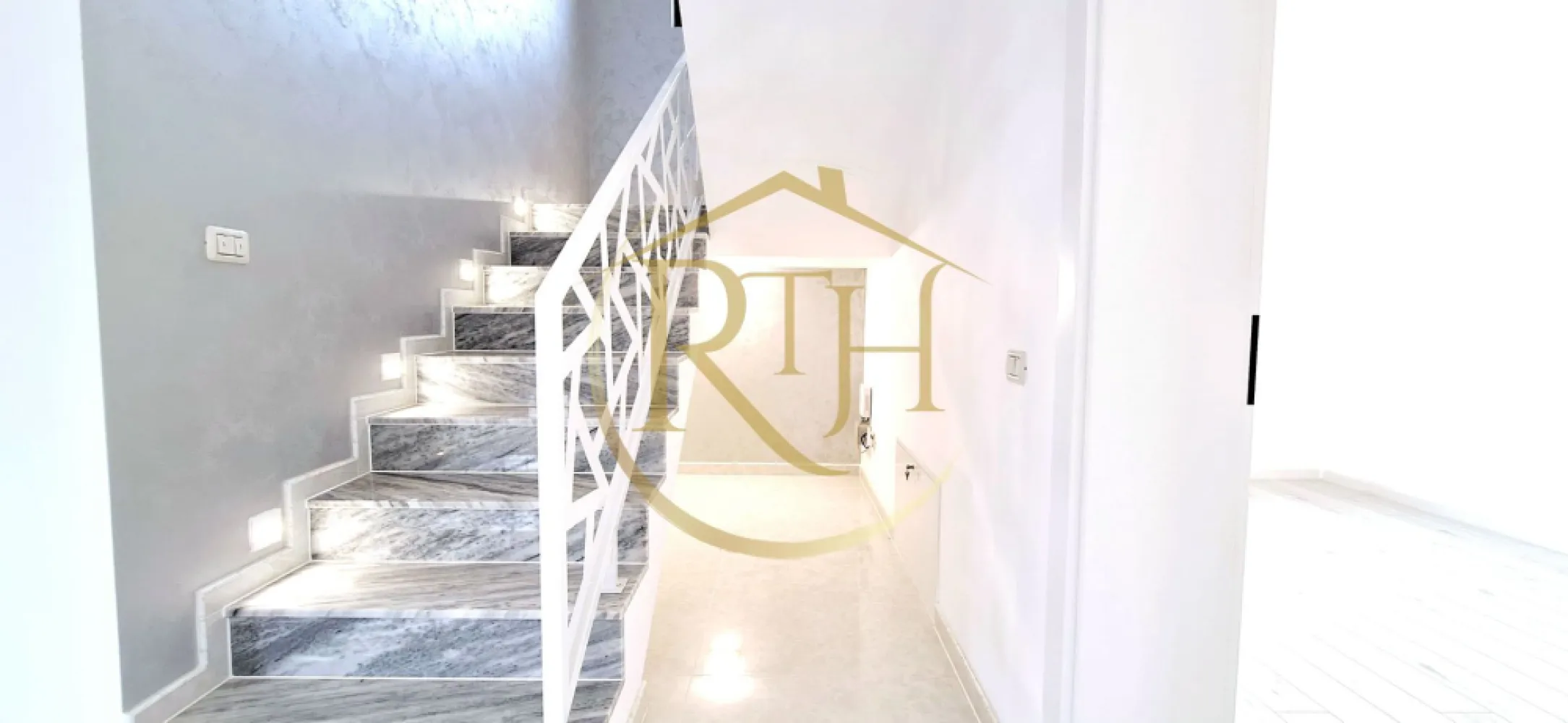 Oferim spre vanzare casa deosebita, cu 5 camere, Giroc, zona Centrala. - Avem placerea de a va oferi spre vanzare o casa deosebita, direct de la proprietar, cu 5 camere, situata in zona Centrala a Girocului la doi pasi de Primarie, Scoala, Liceu, Biserica, Magazine, Mijloc de transport in comun . 
Casa este construita din caramida poroterm, izolatie de 10 si 15, materiale de top si finisaje de inalta calitate. Compartimentare foarte eficienta, spatii generoase si luminate natural .
La parter regasim un living generos open space cu bucataria si cu iesire pe terasa, un dormitor, o baie cu dus si spatiu de depozitare sub casa scarii .
Etajul este compus din 3 dormitoare, baie spatioasa cu vana, hol si accesul in pod . 
Casa este individuala, peretii dintre case sunt dubli cu izolatie intre ei, fundatie si pod individual. Terasa are o suprafata de 30 mp utili, acoperita si izolata termic, se poate inchide . 
Finisajele interioare de inalta calitate, scari de marmura, obiecte sanitare de lux . 
Casa se preda la cheie, cu incalzire in pardoseala cu pompe de recirculare a apei, termostate ambientale pe fiecare incapere, clima LG, centrala termica in condensare Aristor, sistem de alarma, sistem supraveghere video, iluminat controlat prin wi.fi, poarta de acces automatizata cu telecomanda . 
Curtea este amenajata cu pavaj si gazon . 
Suprafata utila 130 mp, construiti 160 mp, terasa 30 mp, suprafata teren 250 mp .
Proprietate reprezentata de RealTimHouse.ro . Un pas spre un loc doar al tau !
Vizionare online : https://youtu.be/iyydq34OtbI?feature=shared
Va asteptam cu drag la o vizionare . Vizionarile se pot face doar cu programare . 
Nu se plateste comision agentie .
Un pas spre un loc doar al tau !
Pret : 270000 euro . Foarte usor negociabil . 
Pret nou : 260000 euro .