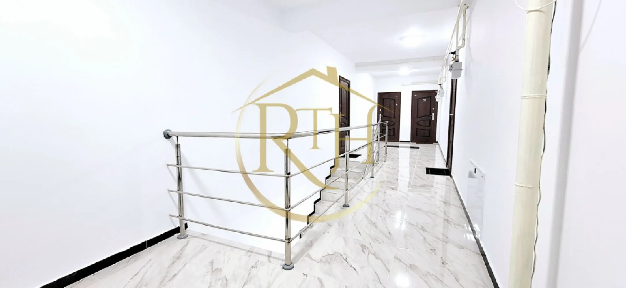 Oferim spre vanzare apartamente cu 1 si 2 camere, 0% Comision agentie - Avem deosebita placere de a va oferi spre vanzare, direct de la dezvoltator Premium Residence, aparamente cu 1 camera, 2 camere si 3 camere, situate in cel mai nou complex rezidential de pe strada Neptu din Giroc, complex in plina dezvoltare .
Apartamentele se predau la cheie, finisaje de lux de cea mai buna calitate si compartimentare eficienta care satisface toate nevoile clientilor nostri ( decomandate sau semidecomandate ), spatiile sunt generoase si cu multa lumina naturala.
Complexul Premium Residence se afla pe strada Neptun, in apropiere de Centre Comerciale, magazine si supermarket.uri precum, Profi, Lidl, Mega, sali se sport, Spitalul Judetean, Scoala, Benzinaria Eso mijloc de transport in comun si multe altele .
Constructia este din caramida poroterm, izolatie eficienta, geamuri termopan, iar confortul termic este asigurat cu ajutorul centralei pe gaz si incalzire in pardoseala .
Suprafata utila a apartamentelor este de 34 mp pentru cele cu o camera, iar incepand de la 48 mp cele cu 2 camere, 3 camere 58 mp .
Locuitorii complexului Premium Residence beneficieaza la achizitionarea unui apartament si de un loc de parcare GRATUIT, loc de joaca pentru copii, parcuri, suport pentru biciclete, iluminat stradal si supraveghere video pentru fiecare imobil .
Acceptăm orice tip de credit bancar şi oferim GRATUIT consultanţă în vederea obţinerii unui credit pentru achiziţionarea imediată a unui apartament din complexul Premium Residence .
Preturile incep de la : - 1 camera - intre 34mp si 37 mp - 63000 euro pana la 71000 euro vandute .
- 2 camere - de la 43 mp la 57 mp - intre 79500 euro pana la 94000 euro
- 3 camere - 58 mp - 101000 euro 
Acum poti viziona si online accesand link.ul de youtube : https://youtu.be/nkzuvt3jXDA?feature=shared
Proprietatre reprezentata de RealTimHouse.ro
Va asteptam cu drag la o vizionare .