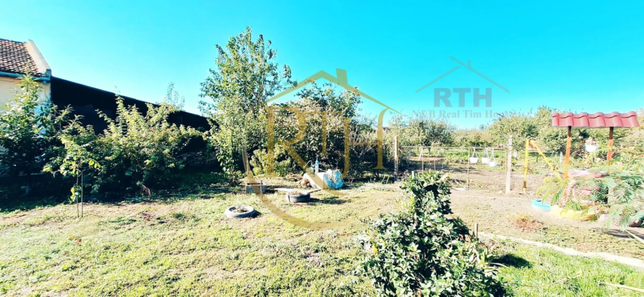Parcela de teren, ideala pentru casa, sp 1300 mp, utilitati - Oferim spre vanzare, 0% comision pentru cumparator, parcelă de teren intravilan situată în Beregsău Mare, la aproximativ 25 de minute de Timișoara. Terenul oferă acces rapid și facil către oraș, ideală pentru construcția unei case sau alte investiții imobiliare.

Detalii teren:
Suprafață totală: 1300 mp (după dezmembrare)
Front stradal: aproximativ 17 metri, oferind posibilitatea unei deschideri generoase la drum, ideal pentru construcția unei case cu grădină spațioasă sau alte tipuri de proiecte.

Utilități disponibile:
Apă: rețea publică de apă disponibilă la marginea parcelei + foraj de apă deja realizat pe teren.
Curent electric: disponibil la frontul parcelei, ușor accesibil pentru racordare.
Canalizare: rețea de canalizare disponibilă la stradă, pentru racordare simplă și rapidă.

Informații suplimentare:
Parcela este bine poziționată, strada asfaltata, într-o zonă liniștită, dar în același timp aproape de facilități importante din Timișoara la aproximativ 25 de minute . 

Datorită dimensiunii generoase și a frontului stradal de aproximativ 17 metri, există multiple opțiuni de proiectare și utilizare a terenului, inclusiv pentru construcții rezidențiale de tip vilă, casă cu grădină, etc.
Proprietate reprezentata de RealTimHouse .ro . Un pas spre un loc doar al tau ! 
Preț: 40.000 euro . Nu se plateste comision agentie .