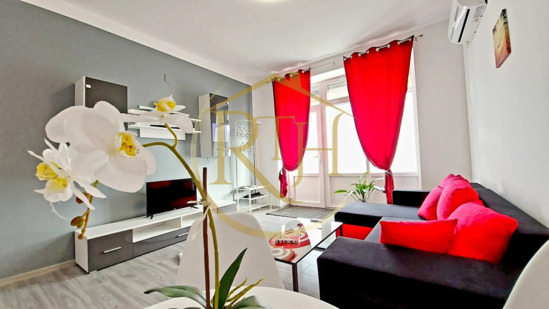 Cazare Clisura Dunarii, Moldova Noua, Apartament 2 camere zona Centrala - Cazare pe Clisura Dunării – Moldova Nouă, Caraș-Severin

Vă așteptăm să petreceți câteva zile de relaxare într-un apartament nou, modern și complet utilat, situat în Moldova Nouă, pe spectaculoasa Clisură a Dunării, una dintre cele mai frumoase zone turistice din Banat.

Apartamentul are 2 camere și este ideal pentru familii, cupluri sau grupuri restrânse, având o capacitate de până la 4 persoane. Este compus din dormitor cu pat matrimonial, living spațios, baie proprie și mini bucătărie utilată pentru un sejur confortabil.

Facilități oferite:

Pat matrimonial pentru 2 persoane;
Colțar extensibil pentru 2 persoane;
2 televizoare;
Cablu TV și internet Wi-Fi;
Aer condiționat rece/cald;
Mini bucătărie dotată cu cuptor cu microunde, espressor de cafea și mini frigider;
Baie cu duș;

Apartamentul este amplasat într-o zonă excelentă pentru explorarea obiectivelor turistice din Clisura Dunării:

Clisura Dunării;
Cascadele Modăvița și Burăul Mare;
Peștera Grota Haiducilor;
Peștera Gaura cu Muscă;
Cetatea Sfântului Ladislau;
Stânca Babacaia;
Insula Ostrov, cunoscută pentru caii sălbatici;
Cetatea Golubac, aflată pe malul sârbesc al Dunării;
Plimbări cu barca și apusuri spectaculoase pe Dunăre.

În apropiere găsiți restaurante și localuri unde vă puteți relaxa și servi preparate tradiționale:

Popasul Modăvița;
Mili Grill;
Smile Danube;
Club Park Place.

Video prezentare apartament:
https://youtu.be/5R4A6nXY0eY

Video Cascadele Burăul Mare și Modăvița:
https://youtu.be/UwdHNjnRTk4?feature=shared

Prețurile pornesc de la 250 lei/noapte și pot varia în funcție de perioada aleasă și de numărul de persoane cazate. Capacitate maximă: 4 adulți. Sejur minim: 2 nopți.

Rezervări și informații:
0763 810 342

Vă așteptăm cu drag la Clisura Dunării pentru un sejur liniștit, peisaje spectaculoase și experiențe memorabile!