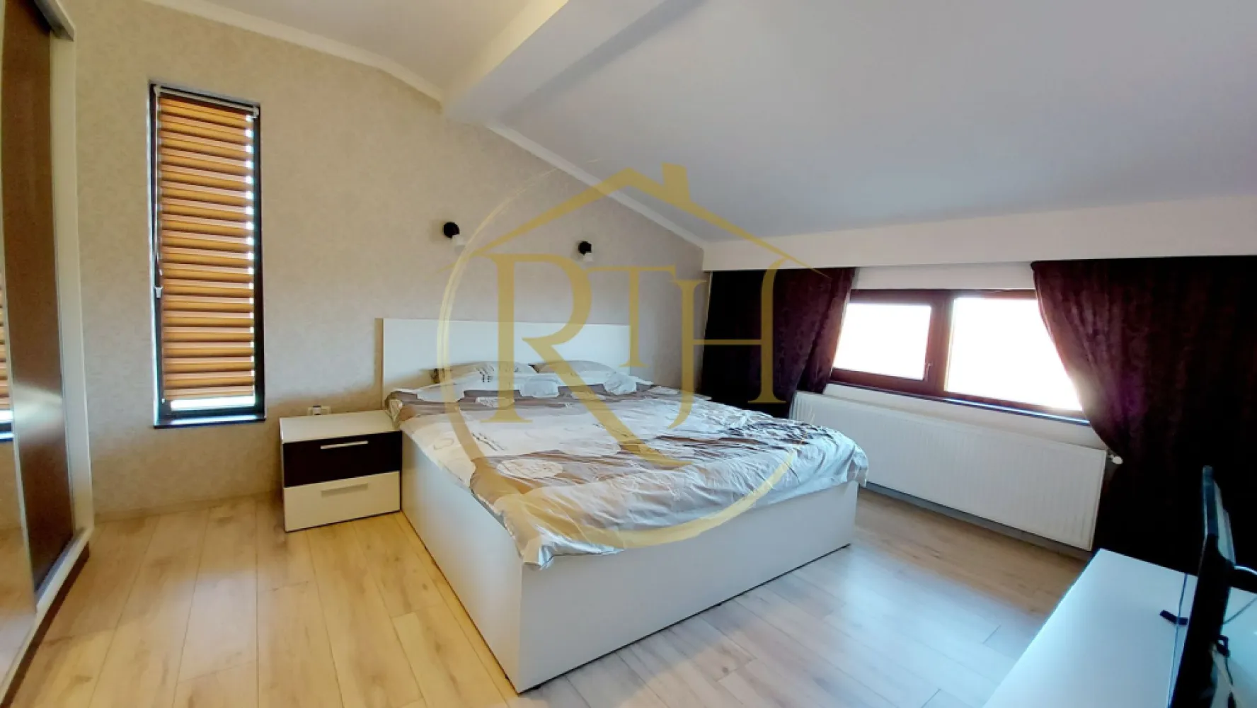 Oferim spre inchiriere apartament cu 2 camere, zona Centrala, Giroc - Oferim spre inchiriere apartament cu 2 camere, spațios și modern, situat în zona Centrala a Giroc, la etajul 2 al unui bloc nou, zonă excelentă, aproape de Primărie, Biserică, Școală, magazine și mijloace de transport în comun.
Locuința este perfect compartimentată și mobilată complet, fiind ideală pentru un cuplu, două fete, doi băieți sau o familie de maximum trei persoane. Dispune de două dormitoare dotate cu pat matrimonial confortabil, canapea coltar și dulapuri încăpătoare pentru depozitare eficientă. Bucătăria spatioasa, modernă, echipată cu electrocasnice noi: plită electrică, aragaz electric, hotă, frigider și mașină de spălat haine, etc. Baia este prevăzută cu cadă, oferind un plus de confort.
Apartamentul beneficiază de încălzire prin centrală proprie pe gaz și aer condiționat, asigurând astfel confort termic pe tot parcursul anului. De asemenea, locatarii au la dispoziție un loc de parcare în curtea privată a blocului, facilitând accesul rapid și sigur.
Se închiriază exclusiv pentru persoane adulte, cupluri etc . Nu se accepta animale de companie .
Vizionare Online : https://youtu.be/7bg3zjjsObk?is=lcxf_8LMyy0ZkFlc
Prețul chiriei este de 350 euro/lună, cu garanție în valoare de 350 euro și comision agenție.
Proprietate reprezentată de RealTimHouse.ro – Un pas spre un loc doar al tău!