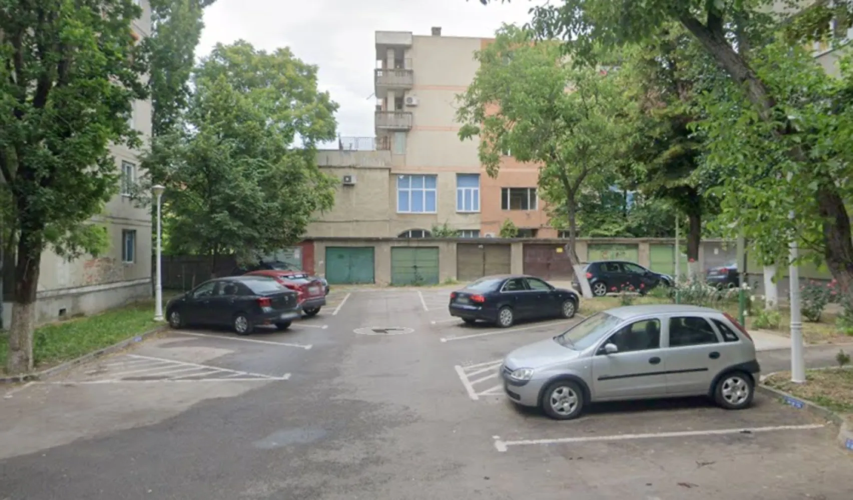 Garaj cu CF, 20 mp, Piata Bucuresti. 12 500 E (neg). Comision 0 - De vanzare: garaj din zidarie, suprafata utila 20 mp, CF propriu, Piata Bucuresti, Oradea. 12 500 Euro. Negociabil. Comision 0.

Dimensiuni aproximative 3,5m / 5,5m, inaltime la usa 1,9 m.