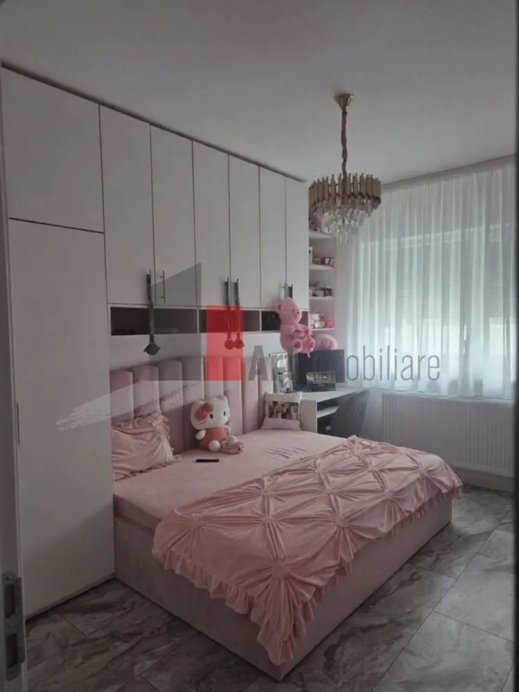 Vanzare apartament 3 camere 70 mp-Weiner Palada+loc de parcare - Va propunem spre vanzare apartament 3 camere,cu o suprafata de 70 mp,2 bai,decomandat,bucatarie open -space,balcon inchis.Apartamentul dispune de rulouri exterioare si finisaje de lux si este situat la etajul 5 al unui imobil cu 7 etaje
Se vinde complet mobilat si utilat.
Loc de parcare privat inclus in pret.