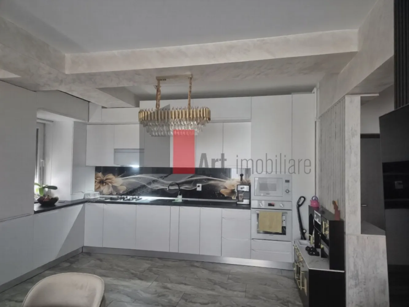 Vanzare apartament 3 camere 70 mp-Weiner Palada+loc de parcare - Va propunem spre vanzare apartament 3 camere,cu o suprafata de 70 mp,2 bai,decomandat,bucatarie open -space,balcon inchis.Apartamentul dispune de rulouri exterioare si finisaje de lux si este situat la etajul 5 al unui imobil cu 7 etaje
Se vinde complet mobilat si utilat.
Loc de parcare privat inclus in pret.