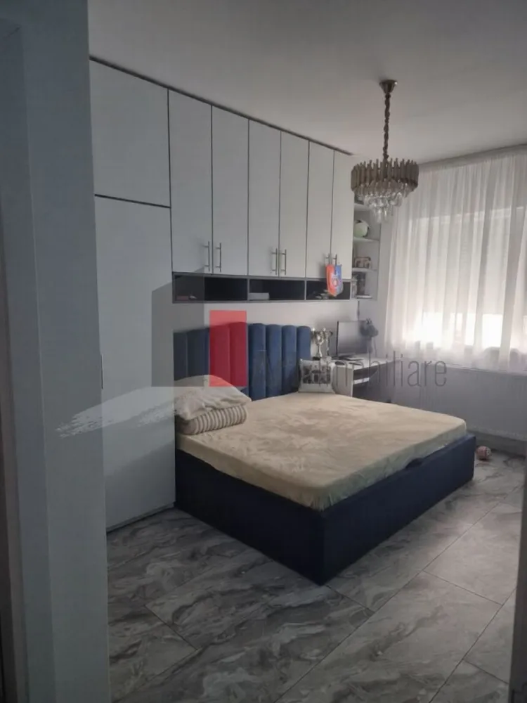 Vanzare apartament 3 camere 70 mp-Weiner Palada+loc de parcare - Va propunem spre vanzare apartament 3 camere,cu o suprafata de 70 mp,2 bai,decomandat,bucatarie open -space,balcon inchis.Apartamentul dispune de rulouri exterioare si finisaje de lux si este situat la etajul 5 al unui imobil cu 7 etaje
Se vinde complet mobilat si utilat.
Loc de parcare privat inclus in pret.