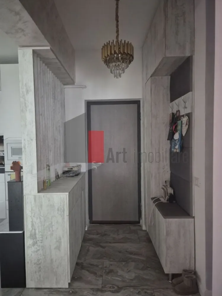Vanzare apartament 3 camere 70 mp-Weiner Palada+loc de parcare - Va propunem spre vanzare apartament 3 camere,cu o suprafata de 70 mp,2 bai,decomandat,bucatarie open -space,balcon inchis.Apartamentul dispune de rulouri exterioare si finisaje de lux si este situat la etajul 5 al unui imobil cu 7 etaje
Se vinde complet mobilat si utilat.
Loc de parcare privat inclus in pret.