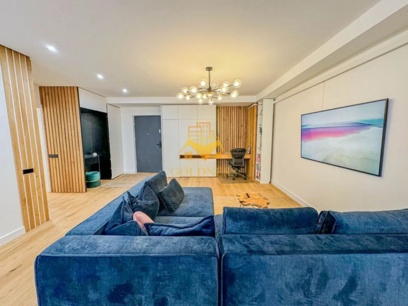 2 camere, premium, garaj, AC, Gheorgheni, zona Iulius Mall, FSEGA - GOLDNESS Imobiliare vă propune spre închiriere un apartament cu 2 camere complet mobilat și utilat, la etajul 2 într-un imobil de 7 etaje, în Cartierul Gheorgheni.
Dispune de loc de parcare subterana!
Se află în apropierea stațiilor de transport în comun, magazine, restaurante, spații verzi, farmacii, etc. 

Apartamentul este compartimentat astfel:
 - dormitor cu pat matrimonial, dressing, noptiere
 - living cu bucatarie open space complet utilată, canapea extensibilă, loc de servit masa 
 - baie cu cabina de dus, calorifer port prosop și dulap pentru depozitare.
 - terasa de 18 mp.
 Se poate inchiria parcare cu 30e!

Imobilul este dotat cu toate cele necesare- centrală proprie, mașină de spălat haine, frigider, plită electrică, hotă, etc. 

Dacă sunteți interesați de acest apartament și doriți să îl vizionați, dar și pentru alte oferte nu ezitați să ne contactați telefonic sau prin e-mail. Vă stăm la dispoziție!

Pentru intermediere se percepe un comision de 50% din prețul chiriei!