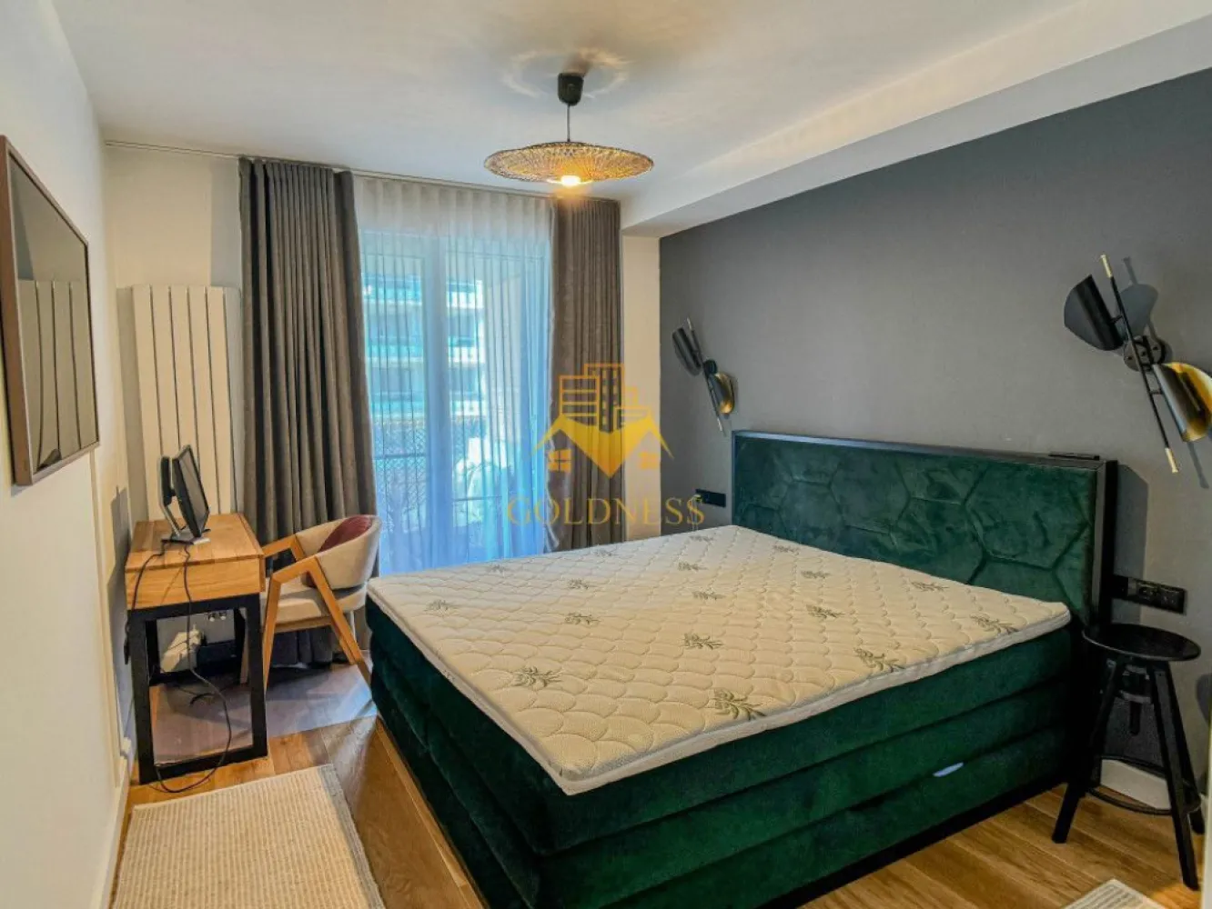 2 camere, premium, garaj, AC, Gheorgheni, zona Iulius Mall, FSEGA - GOLDNESS Imobiliare vă propune spre închiriere un apartament cu 2 camere complet mobilat și utilat, la etajul 2 într-un imobil de 7 etaje, în Cartierul Gheorgheni.
Dispune de loc de parcare subterana!
Se află în apropierea stațiilor de transport în comun, magazine, restaurante, spații verzi, farmacii, etc. 

Apartamentul este compartimentat astfel:
 - dormitor cu pat matrimonial, dressing, noptiere
 - living cu bucatarie open space complet utilată, canapea extensibilă, loc de servit masa 
 - baie cu cabina de dus, calorifer port prosop și dulap pentru depozitare.
 - terasa de 18 mp.
 Se poate inchiria parcare cu 30e!

Imobilul este dotat cu toate cele necesare- centrală proprie, mașină de spălat haine, frigider, plită electrică, hotă, etc. 

Dacă sunteți interesați de acest apartament și doriți să îl vizionați, dar și pentru alte oferte nu ezitați să ne contactați telefonic sau prin e-mail. Vă stăm la dispoziție!

Pentru intermediere se percepe un comision de 50% din prețul chiriei!