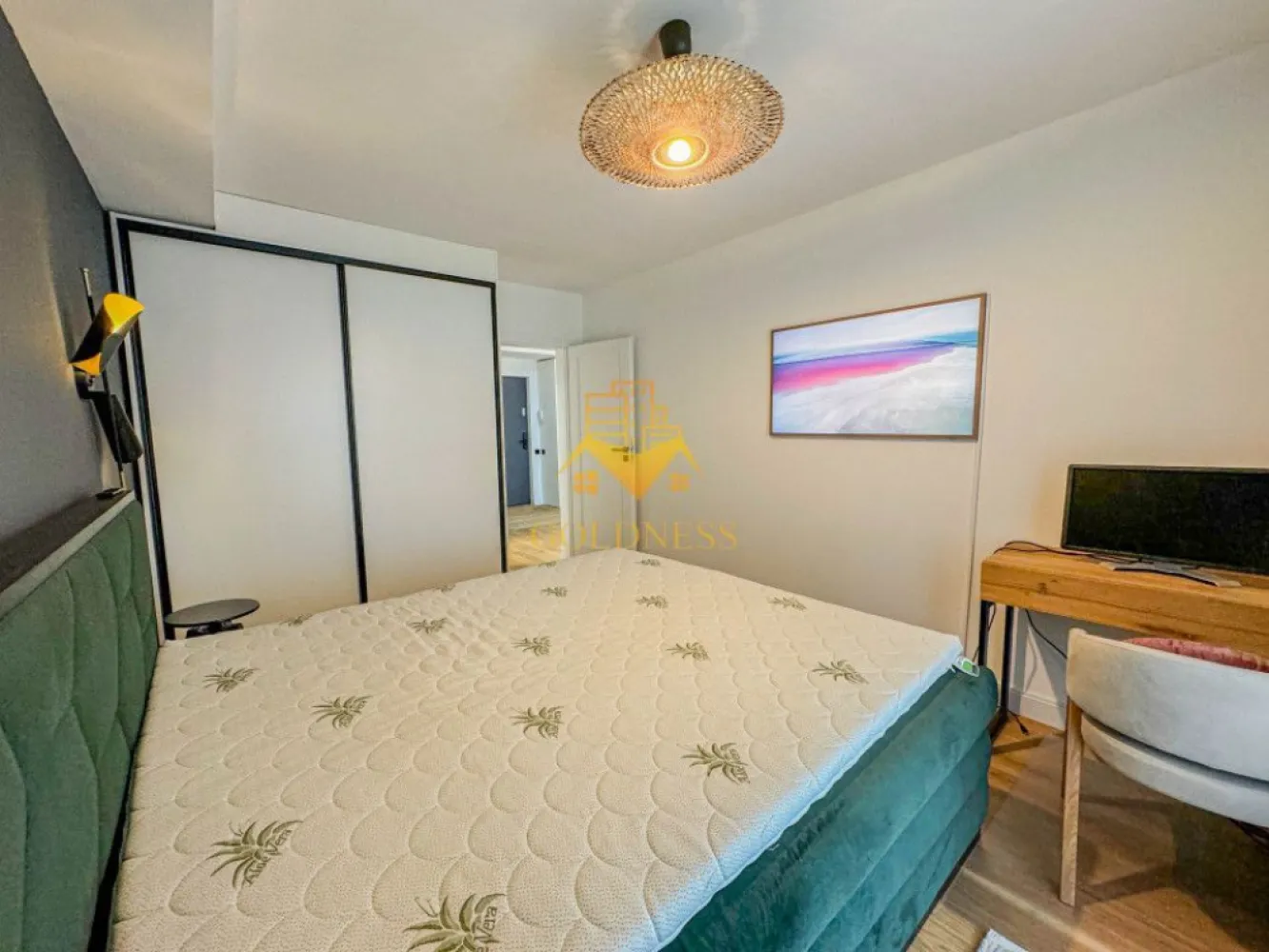 2 camere, premium, garaj, AC, Gheorgheni, zona Iulius Mall, FSEGA - GOLDNESS Imobiliare vă propune spre închiriere un apartament cu 2 camere complet mobilat și utilat, la etajul 2 într-un imobil de 7 etaje, în Cartierul Gheorgheni.
Dispune de loc de parcare subterana!
Se află în apropierea stațiilor de transport în comun, magazine, restaurante, spații verzi, farmacii, etc. 

Apartamentul este compartimentat astfel:
 - dormitor cu pat matrimonial, dressing, noptiere
 - living cu bucatarie open space complet utilată, canapea extensibilă, loc de servit masa 
 - baie cu cabina de dus, calorifer port prosop și dulap pentru depozitare.
 - terasa de 18 mp.
 Se poate inchiria parcare cu 30e!

Imobilul este dotat cu toate cele necesare- centrală proprie, mașină de spălat haine, frigider, plită electrică, hotă, etc. 

Dacă sunteți interesați de acest apartament și doriți să îl vizionați, dar și pentru alte oferte nu ezitați să ne contactați telefonic sau prin e-mail. Vă stăm la dispoziție!

Pentru intermediere se percepe un comision de 50% din prețul chiriei!