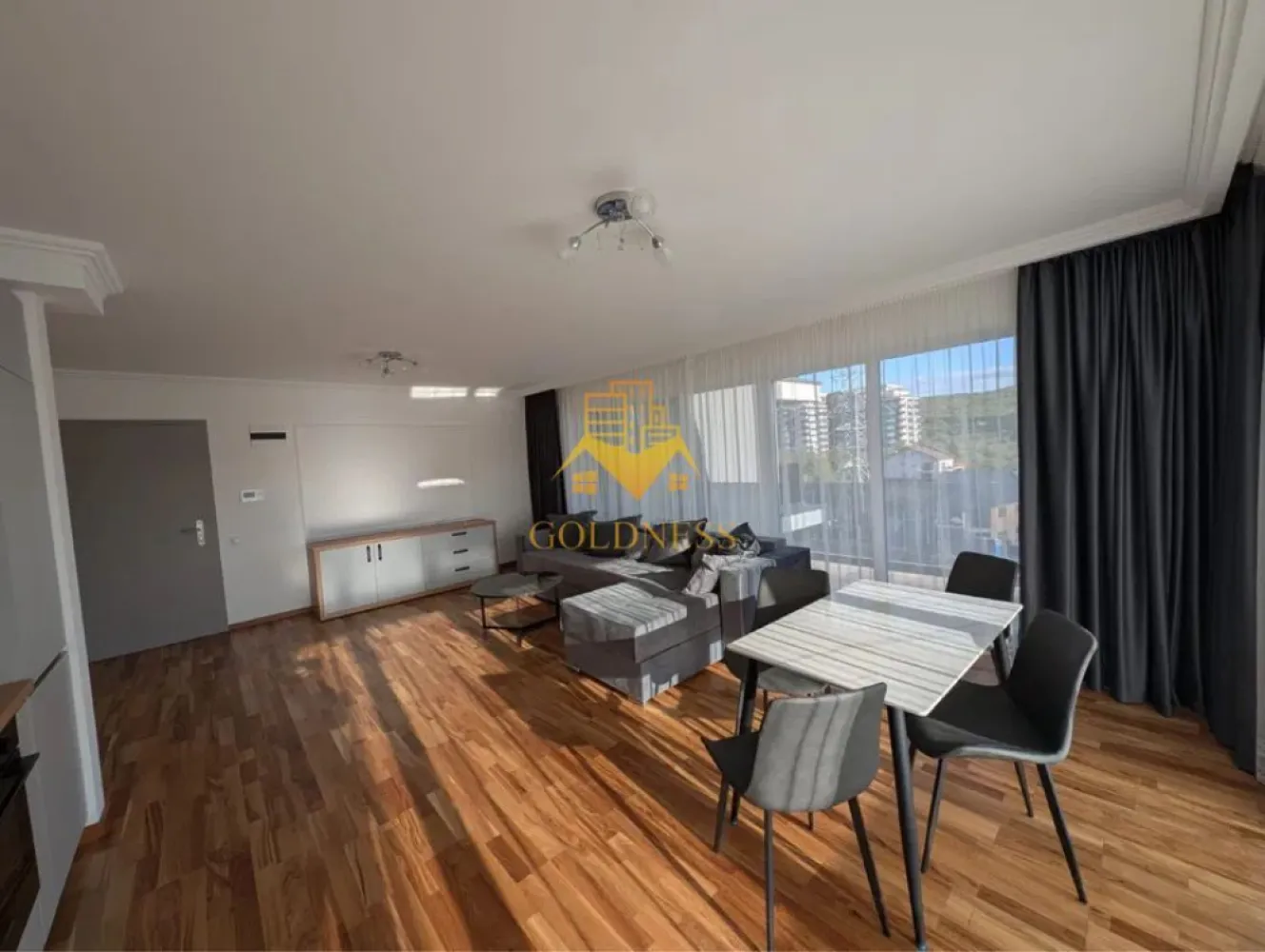 2 camere open space, Premium, Sopor, Profi, Iulius Mall, Gheorgheni - GOLDNESS Imobiliare vă propune spre închiriere un apartament cu 2 camere complet mobilat și utilat, la etajul 4 într-un imobil de 6 etaje, în Cartierul Gheorgheni.
Posibiliatate de parcare in zona, pe langa bloc.
Se află în apropierea stațiilor de transport în comun, magazine, restaurante, spații verzi, farmacii, etc. 

Apartamentul este compartimentat astfel:
 - dormitor cu pat matrimonial, dressing, noptiere
 - living cu bucatarie open space complet utilată și mobilată, canapea extensibilă, loc de servit masa 
 - baie cu cabina de dus, calorifer port prosop și dulap pentru depozitare.
 - terasa de 10 mp.

Imobilul este dotat cu toate cele necesare- centrală proprie, frigider, aragaz, hotă, mașină de spălat haine, etc. 

Dacă sunteți interesați de acest apartament și doriți să îl vizionați, dar și pentru alte oferte nu ezitați să ne contactați telefonic sau prin e-mail. Vă stăm la dispoziție!
Pentru intermediere se percepe un comision de 50% din prețul chiriei!