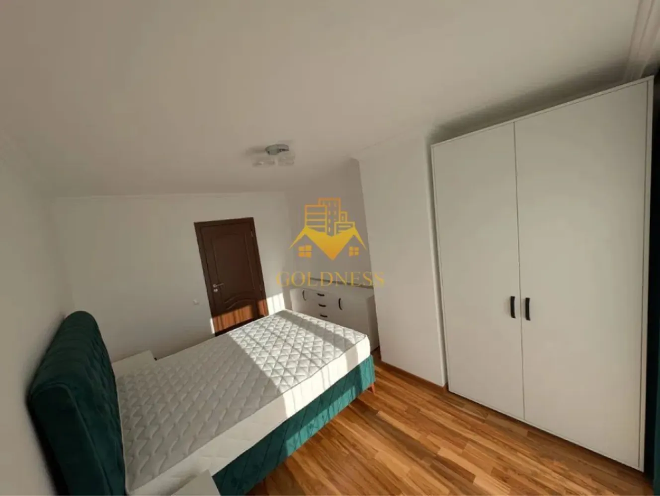 2 camere open space, Premium, Sopor, Profi, Iulius Mall, Gheorgheni - GOLDNESS Imobiliare vă propune spre închiriere un apartament cu 2 camere complet mobilat și utilat, la etajul 4 într-un imobil de 6 etaje, în Cartierul Gheorgheni.
Posibiliatate de parcare in zona, pe langa bloc.
Se află în apropierea stațiilor de transport în comun, magazine, restaurante, spații verzi, farmacii, etc. 

Apartamentul este compartimentat astfel:
 - dormitor cu pat matrimonial, dressing, noptiere
 - living cu bucatarie open space complet utilată și mobilată, canapea extensibilă, loc de servit masa 
 - baie cu cabina de dus, calorifer port prosop și dulap pentru depozitare.
 - terasa de 10 mp.

Imobilul este dotat cu toate cele necesare- centrală proprie, frigider, aragaz, hotă, mașină de spălat haine, etc. 

Dacă sunteți interesați de acest apartament și doriți să îl vizionați, dar și pentru alte oferte nu ezitați să ne contactați telefonic sau prin e-mail. Vă stăm la dispoziție!
Pentru intermediere se percepe un comision de 50% din prețul chiriei!