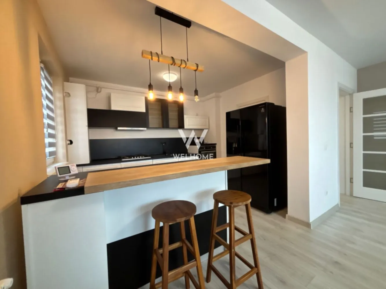 Apartament 3 camere cu BOXA, ETAJ 1 in Selimbar - Apartament 3 camere DECOMANDAT mobilat-utilat - zona Dracula, Selimbar

Suprafata utila: 82.4 mp + balcon 7.28 mp
 Apartamentul se afla la etajul 1 al unei vile cu regim de inaltime P + 2.
 Compartimentat astfel: hol acces cu dressing generos, living cu bucatarie open space (poti opta pentru inchiderea ei), 2 dormitoare, baie cu geam, balcon.
 Se vinde complet mobilat-utilat exact ca in imagini, dotat cu tot ce este nevoie: aer conditionat, TV, masina de spalat vase, masina de spalat rufe etc.
 Situat intr-o zona linistita cu acces cu acces facil la magazine, DN, mijloace de transport, scoala.
 Imobilul detine o boxa la parter de 3 mp si un loc de parcare inclus in pret.
 Se poate achizitiona atat cash, cat si prin credit ipotecar.

Pret: 147.000 Euro 
Telefon: 0747.639.802