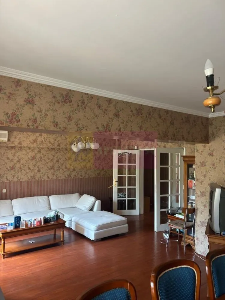 Apartament 4 camere Unirii-CASA POPORULUI - Va oferim spre vanzare un apartament de 4 camere in zona ultracentrala pe bd Unirii aproape de Casa Poporului - (zona FANTANILOR), decomandat, etaj 3/7, 2 grupuri sanitare, 3 balcoane, in apropriere de metrou - statia Piata UNIRII. Pentru detalii suplimentare si vizionari contactati agentul Dona Camelia la 0733683461.