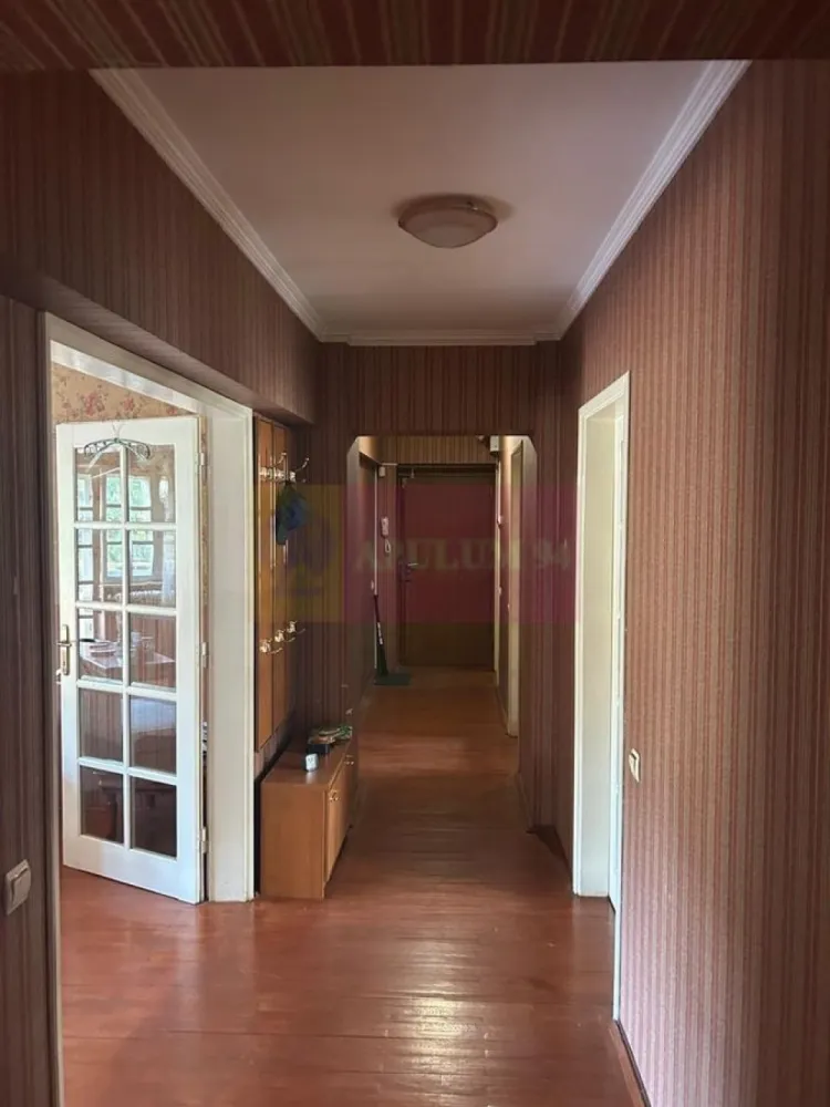 Apartament 4 camere Unirii-CASA POPORULUI - Va oferim spre vanzare un apartament de 4 camere in zona ultracentrala pe bd Unirii aproape de Casa Poporului - (zona FANTANILOR), decomandat, etaj 3/7, 2 grupuri sanitare, 3 balcoane, in apropriere de metrou - statia Piata UNIRII. 
Apartamentul are intrarea direct din bulevard, nu prin gang, si vederea pe fata si pe spate.
Pentru detalii suplimentare si vizionari contactati agentul Dona Camelia la 0733683461.
