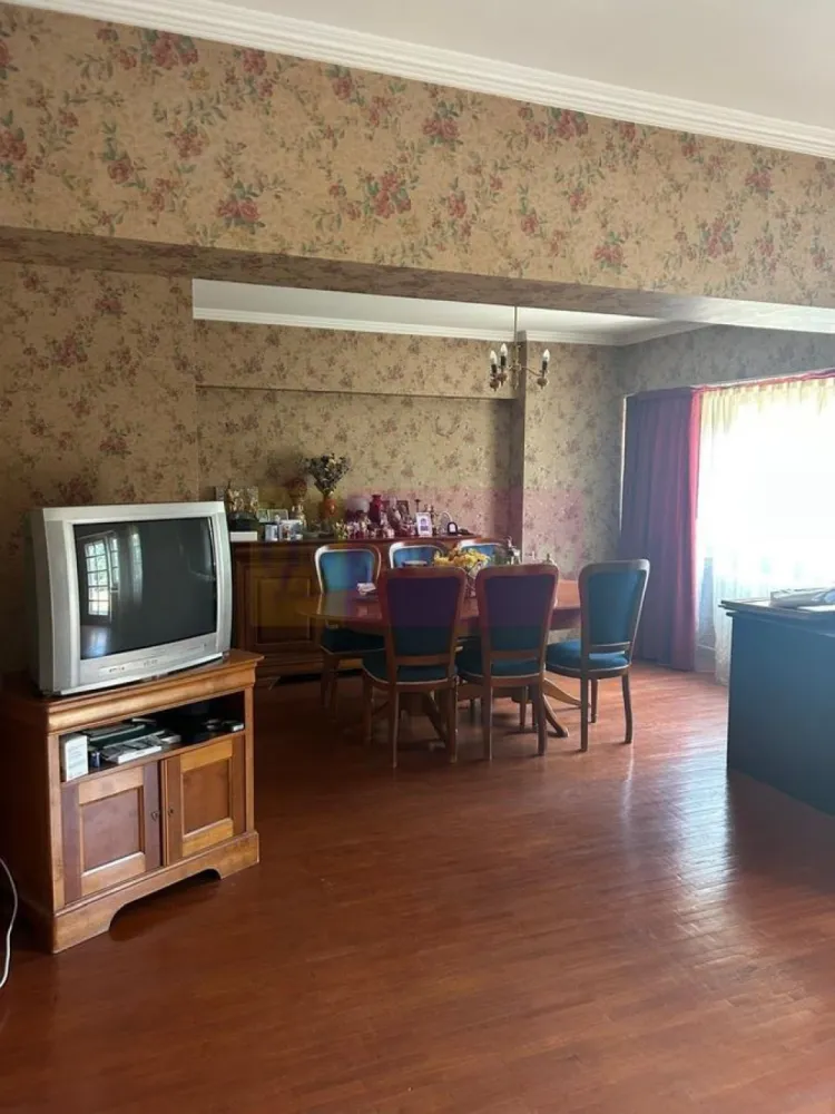 Apartament 4 camere Unirii-CASA POPORULUI - Va oferim spre vanzare un apartament de 4 camere in zona ultracentrala pe bd Unirii aproape de Casa Poporului - (zona FANTANILOR), decomandat, etaj 3/7, 2 grupuri sanitare, 3 balcoane, in apropriere de metrou - statia Piata UNIRII. 
Apartamentul are intrarea direct din bulevard, nu prin gang, si vederea pe fata si pe spate.
Pentru detalii suplimentare si vizionari contactati agentul Dona Camelia la 0733683461.