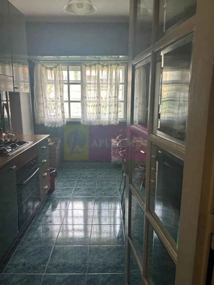 Apartament 4 camere Unirii-CASA POPORULUI - Va oferim spre vanzare un apartament de 4 camere in zona ultracentrala pe bd Unirii aproape de Casa Poporului - (zona FANTANILOR), decomandat, etaj 3/7, 2 grupuri sanitare, 3 balcoane, in apropriere de metrou - statia Piata UNIRII. 
Apartamentul are intrarea direct din bulevard, nu prin gang, si vederea pe fata si pe spate.
Pentru detalii suplimentare si vizionari contactati agentul Dona Camelia la 0733683461.