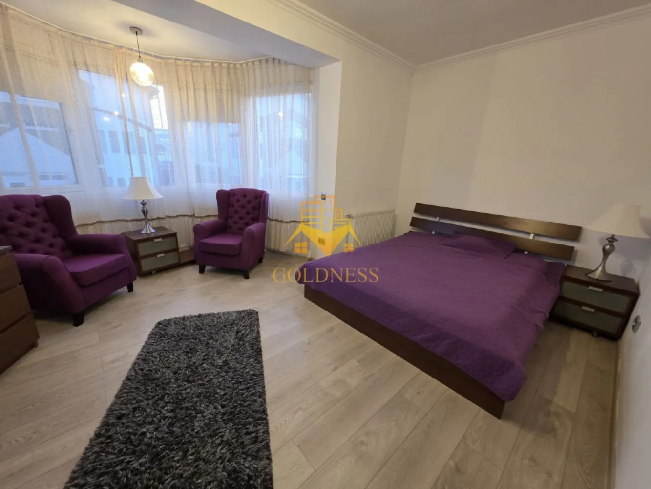 3 camere, open space, mobilat modern, parcare, Buna Ziua, Leroy Merlin - GOLDNESS Imobiliare vă propune spre închiriere un apartament cu 3 camere, complet mobilat și utilat, la etajul 1 într-un imobil de 2 etaje, în cartierul Buna Ziua Apartamentul este compartimentat astfel:
 Dispune de loc de parcare !
 - dormitor cu pat matrimonial, dressing, noptiere, TV
 - dormitor cu canapea extensibila, birou
 - living cu bucatarie open-space, canapea extensibla, loc de luat masa 
 - baie cu vană, calorifer port prosop inox și dulap pentru depozitare.
 - bucătăria complet utilată. 

 - Imobilul este dotat cu toate cele necesare- centrală proprie, mașină de spălat haine, frigider, plită electrică, hotă, TV, etc. 

Se află în apropierea stațiilor de transport în comun, magazine, restaurante, spații verzi, farmacii, etc. 

Dacă sunteți interesați de acest apartament și doriți să îl vizionați, dar și pentru alte oferte sau detalii nu ezitați să ne contactați telefonic sau prin e-mail - goldnessimobiliare@gmail.com. Vă stăm la dispoziție!