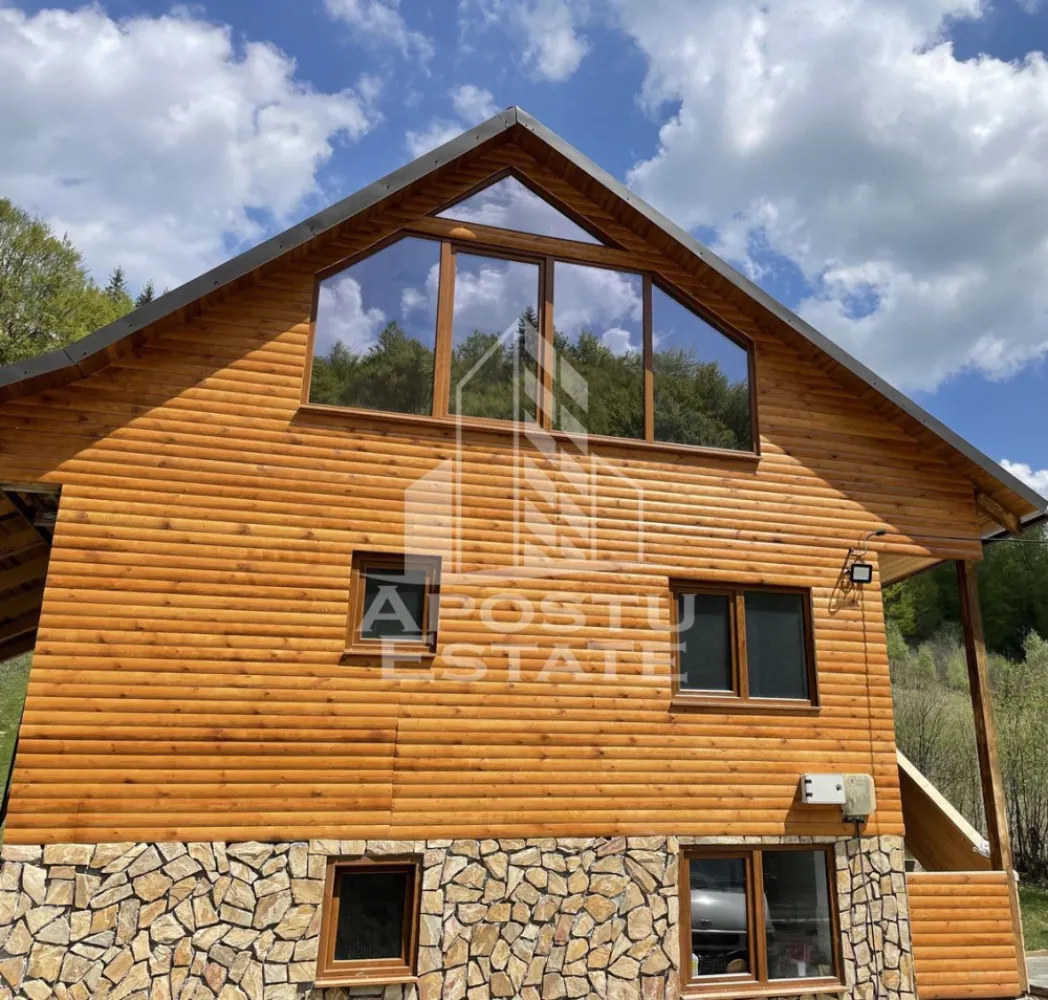 Cabana de inchiriat in Apuseni, Ciubar, Fara vecini, Foisor, Atv - Comision 0.

Situată într-un peisaj de vis, în munții Apuseni, județul Alba, comuna Avram Iancu, “ Casa Doce far Niente" vă așteaptă să-i treceți pragul și vă pune la dispoziție o gamă largă de facilități menite să vă asigure un sejur de neuitat.

Facilități:

• Capacitate: Cabana poate găzdui un numar maxim de 15 persoane, fiind ideală pentru grupuri de prieteni sau familii.

• Dormitoare + living: Dispune de 4 dormitoare confortabile, perfect echipate pentru a vă oferi un somn odihnitor. Două dintre ele matrimoniale full view, un dormitor family (5 persoane), un dormitor matrimonial, două livinguri cu canapele extensibile ideale pentru socializare și relaxare.

• Bucătărie complet utilată: O bucătărie modernă, dotată cu toate cele necesare pentru a pregăti mese delicioase.

• Televiziune și Internet: Rămâneți conectați cu lumea prin televiziune și internet prin fibra optica - providerul DIGI.

• Boxe wireless cu Bluetooth si microfon : Pentru a vă bucura de muzica preferată, oriunde în cabană si pentru pasionatii de karaoke.

• Coffee corner: Un colț special amenajat pentru iubitorii de cafea.

• Încălzire centrală pe lemne: Cu un Puffer de 1000l ca pe timpul noptii sa va bucurati de o temperatura constanta in cabana.

• Foișor

• Grătar "Live Cooking" cu ceaun, wok, disc: Bucurați-vă de gătit în aer liber cu un grătar complet echipat.

• Răsfățați-vă în ciubărul încălzit la 35-40 grade. O super experienta indiferent de anotimp, mai ales iarna. 

• Liniste: Aproximativ un kilometru perimetru fără vecini, pentru intimitate maximă.

• Înconjurați de pădure cu râu în fața cabanei.

• Jocuri de societate: Activități recreative pentru toate vârstele.

• Spațiu de parcare pentru toți oaspeții.

Atracții turistice din apropiere:

• Cascada Pișoaia: La doar 15 minute de cabană, o destinație spectaculoasă pentru iubitorii de natură.

• Numeroase trasee montane pentru drumeții și explorare.

• Muntele Găina: La 30 de minute (10 km) distanță, un loc plin de istorie și frumusețe naturală.

• Peștera Ghețarul de la Scărișoara: La 45 de minute de mers, una dintre cele mai renumite peșteri din România.

• Partia de schi Arieșeni: La o oră de cabană, pentru pasionații de sporturi de iarnă.

•Inchiriere Atv-uri

Cabana se închiriază doar unui singur grup de persoane și se închiriază pe minim două nopți, asigurând astfel intimitate și confort pentru toți oaspeții. 

In timpul saptamanii beneficiati de discount - Luni-Joi- 500 lei/noapte

In weekend 800 lei/noapte cabana pentru maxim 11 persoane + 300 lei pentru capacitatea maxima de 15 persoane incluzand apartamentul lipit de cabana cu intrare separata.

Nu ratați ocazia de a vă bucura de o escapadă de vis în mijlocul naturii!