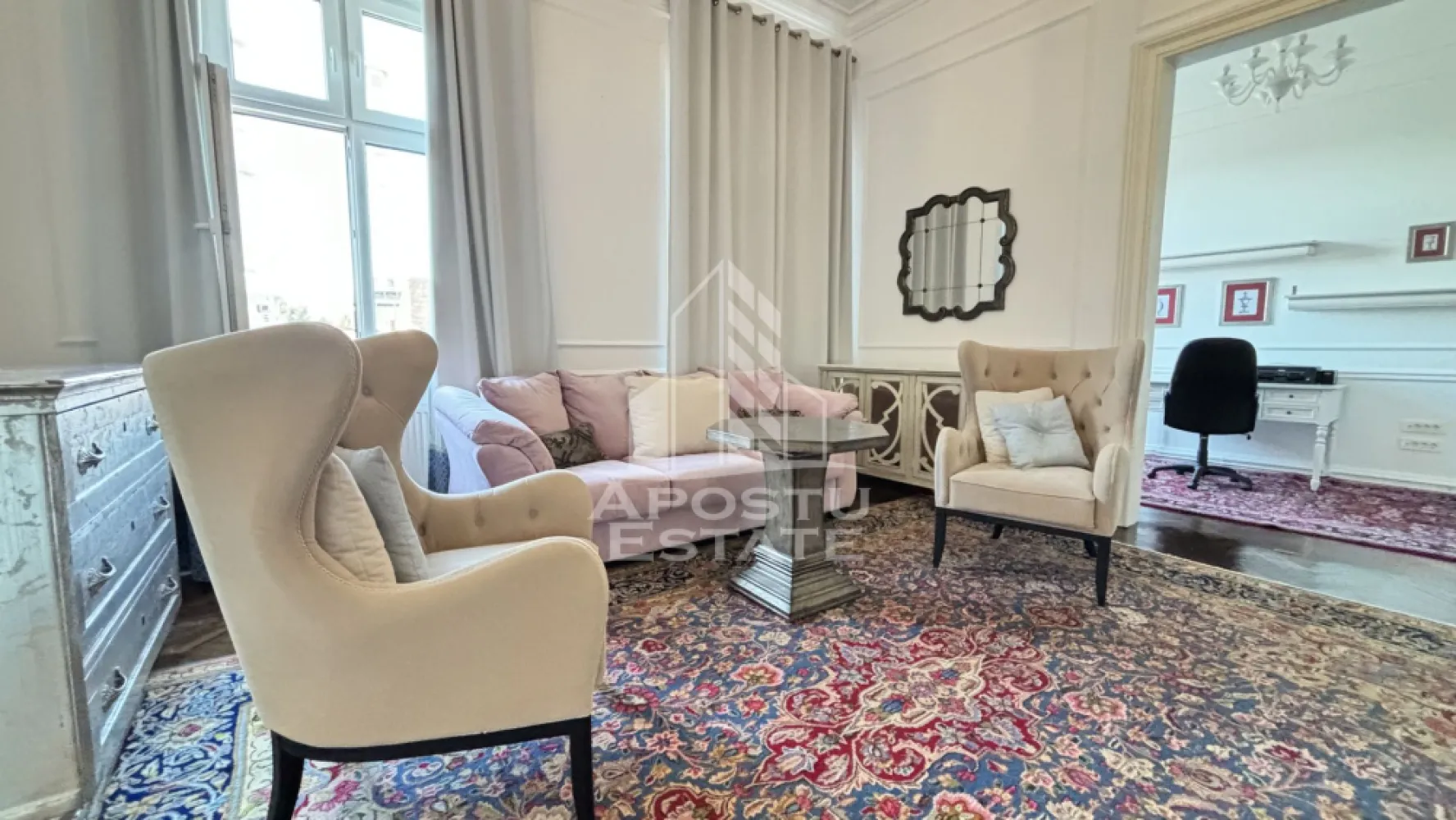 Apartament cu 3 camere de vanzare, cladire istorica, Timisoara, Timis - Agentia imobiliara Apostu Estate va propune spre vanzare un apartament deosebit cu 3 camere, situat in Timis, Timișoara, zona Traian, in apropiere de Biserica Millennium, pe o strada foarte linistita, aproape de toate punctele de interes din zona.

Aceasta proprietate impresioneaza prin suprafata generoasa de 100 mp si prin farmecul aparte dat de imbinarile armonioase intre elementele clasice si renovarile moderne, fiind ideala atat pentru locuit, cat si pentru investitie.

Compartimentare

Accesul se face printr-un hol spatios, care face legatura catre:
 • Bucatarie complet mobilata si utilata, cu zona de dining
 • Baie cu cada si geam mare pentru aerisire naturala
 • Camera tehnica

In continuare, regasim cele 3 camere luminoase:
 • Living generos, amenajat cu canapea confortabila, doua fotolii, TV si comoda, completat de o teracota cu design deosebit
 • Dormitor matrimonial foarte spatios, cu pat si dressing
 • Birou (sau al doilea dormitor), amenajat cu birou si biblioteca

Dotari si finisaje

Apartamentul a fost complet renovat, pastrand elemente autentice care ii ofera eleganta si personalitate:
 • Parchet original reconditionat
 • Usa de intrare impunatoare din lemn masiv
 • Usi interioare din lemn masiv, cu dubla deschidere

Avantaje
 • Zona linistita, aproape de puncte de interes
 • Compartimentare eficienta si camere foarte luminoase
 • Ideal pentru locuinta sau investitie
 • Proprietate cu personalitate unica

Agentia imobiliara Apostu Estate va ofera consultanta bancara gratuita prin intermediul colaboratorilor nostri, pentru alegerea celui mai potrivit tip de credit, astfel incat tu sa devii noul proprietar al acestui apartament.

Va asteptam cu drag la vizionare pentru a descoperi aceasta proprietate deosebita!