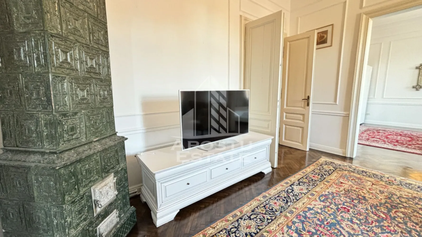 Apartament cu 3 camere de vanzare, cladire istorica, Timisoara, Timis - Agentia imobiliara Apostu Estate va propune spre vanzare un apartament deosebit cu 3 camere, situat in Timis, Timișoara, zona Traian, in apropiere de Biserica Millennium, pe o strada foarte linistita, aproape de toate punctele de interes din zona.

Aceasta proprietate impresioneaza prin suprafata generoasa de 100 mp si prin farmecul aparte dat de imbinarile armonioase intre elementele clasice si renovarile moderne, fiind ideala atat pentru locuit, cat si pentru investitie.

Compartimentare

Accesul se face printr-un hol spatios, care face legatura catre:
 • Bucatarie complet mobilata si utilata, cu zona de dining
 • Baie cu cada si geam mare pentru aerisire naturala
 • Camera tehnica

In continuare, regasim cele 3 camere luminoase:
 • Living generos, amenajat cu canapea confortabila, doua fotolii, TV si comoda, completat de o teracota cu design deosebit
 • Dormitor matrimonial foarte spatios, cu pat si dressing
 • Birou (sau al doilea dormitor), amenajat cu birou si biblioteca

Dotari si finisaje

Apartamentul a fost complet renovat, pastrand elemente autentice care ii ofera eleganta si personalitate:
 • Parchet original reconditionat
 • Usa de intrare impunatoare din lemn masiv
 • Usi interioare din lemn masiv, cu dubla deschidere

Avantaje
 • Zona linistita, aproape de puncte de interes
 • Compartimentare eficienta si camere foarte luminoase
 • Ideal pentru locuinta sau investitie
 • Proprietate cu personalitate unica

Agentia imobiliara Apostu Estate va ofera consultanta bancara gratuita prin intermediul colaboratorilor nostri, pentru alegerea celui mai potrivit tip de credit, astfel incat tu sa devii noul proprietar al acestui apartament.

Va asteptam cu drag la vizionare pentru a descoperi aceasta proprietate deosebita!