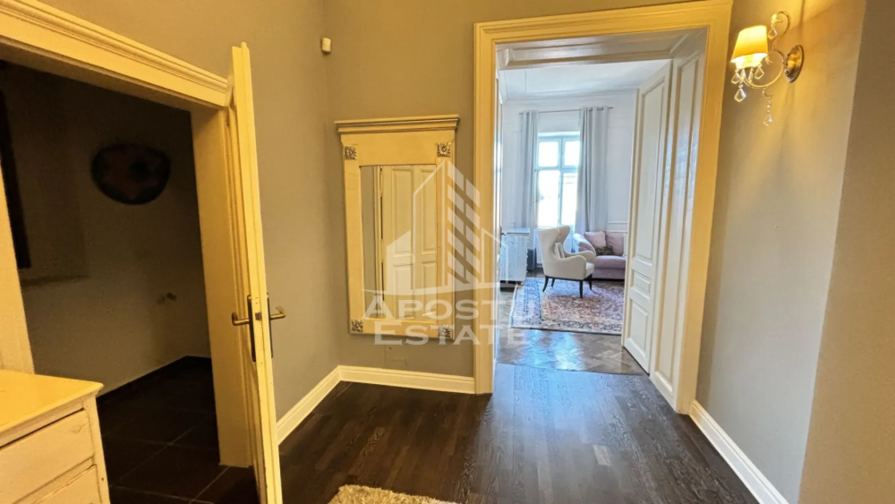 Apartament cu 3 camere de vanzare, cladire istorica, Timisoara, Timis - Agentia imobiliara Apostu Estate va propune spre vanzare un apartament deosebit cu 3 camere, situat in Timis, Timișoara, zona Traian, in apropiere de Biserica Millennium, pe o strada foarte linistita, aproape de toate punctele de interes din zona.

Aceasta proprietate impresioneaza prin suprafata generoasa de 100 mp si prin farmecul aparte dat de imbinarile armonioase intre elementele clasice si renovarile moderne, fiind ideala atat pentru locuit, cat si pentru investitie.

Compartimentare

Accesul se face printr-un hol spatios, care face legatura catre:
 • Bucatarie complet mobilata si utilata, cu zona de dining
 • Baie cu cada si geam mare pentru aerisire naturala
 • Camera tehnica

In continuare, regasim cele 3 camere luminoase:
 • Living generos, amenajat cu canapea confortabila, doua fotolii, TV si comoda, completat de o teracota cu design deosebit
 • Dormitor matrimonial foarte spatios, cu pat si dressing
 • Birou (sau al doilea dormitor), amenajat cu birou si biblioteca

Dotari si finisaje

Apartamentul a fost complet renovat, pastrand elemente autentice care ii ofera eleganta si personalitate:
 • Parchet original reconditionat
 • Usa de intrare impunatoare din lemn masiv
 • Usi interioare din lemn masiv, cu dubla deschidere

Avantaje
 • Zona linistita, aproape de puncte de interes
 • Compartimentare eficienta si camere foarte luminoase
 • Ideal pentru locuinta sau investitie
 • Proprietate cu personalitate unica

Agentia imobiliara Apostu Estate va ofera consultanta bancara gratuita prin intermediul colaboratorilor nostri, pentru alegerea celui mai potrivit tip de credit, astfel incat tu sa devii noul proprietar al acestui apartament.

Va asteptam cu drag la vizionare pentru a descoperi aceasta proprietate deosebita!