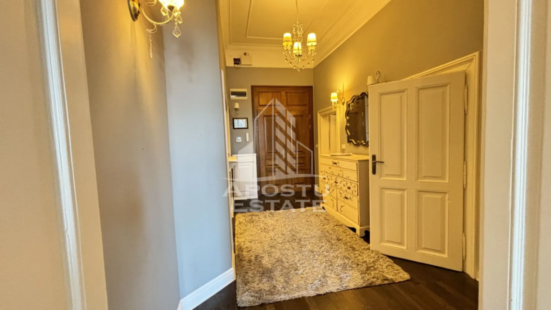 Apartament cu 3 camere de vanzare, cladire istorica, Timisoara, Timis - Agentia imobiliara Apostu Estate va propune spre vanzare un apartament deosebit cu 3 camere, situat in Timis, Timișoara, zona Traian, in apropiere de Biserica Millennium, pe o strada foarte linistita, aproape de toate punctele de interes din zona.

Aceasta proprietate impresioneaza prin suprafata generoasa de 100 mp si prin farmecul aparte dat de imbinarile armonioase intre elementele clasice si renovarile moderne, fiind ideala atat pentru locuit, cat si pentru investitie.

Compartimentare

Accesul se face printr-un hol spatios, care face legatura catre:
 • Bucatarie complet mobilata si utilata, cu zona de dining
 • Baie cu cada si geam mare pentru aerisire naturala
 • Camera tehnica

In continuare, regasim cele 3 camere luminoase:
 • Living generos, amenajat cu canapea confortabila, doua fotolii, TV si comoda, completat de o teracota cu design deosebit
 • Dormitor matrimonial foarte spatios, cu pat si dressing
 • Birou (sau al doilea dormitor), amenajat cu birou si biblioteca

Dotari si finisaje

Apartamentul a fost complet renovat, pastrand elemente autentice care ii ofera eleganta si personalitate:
 • Parchet original reconditionat
 • Usa de intrare impunatoare din lemn masiv
 • Usi interioare din lemn masiv, cu dubla deschidere

Avantaje
 • Zona linistita, aproape de puncte de interes
 • Compartimentare eficienta si camere foarte luminoase
 • Ideal pentru locuinta sau investitie
 • Proprietate cu personalitate unica

Agentia imobiliara Apostu Estate va ofera consultanta bancara gratuita prin intermediul colaboratorilor nostri, pentru alegerea celui mai potrivit tip de credit, astfel incat tu sa devii noul proprietar al acestui apartament.

Va asteptam cu drag la vizionare pentru a descoperi aceasta proprietate deosebita!