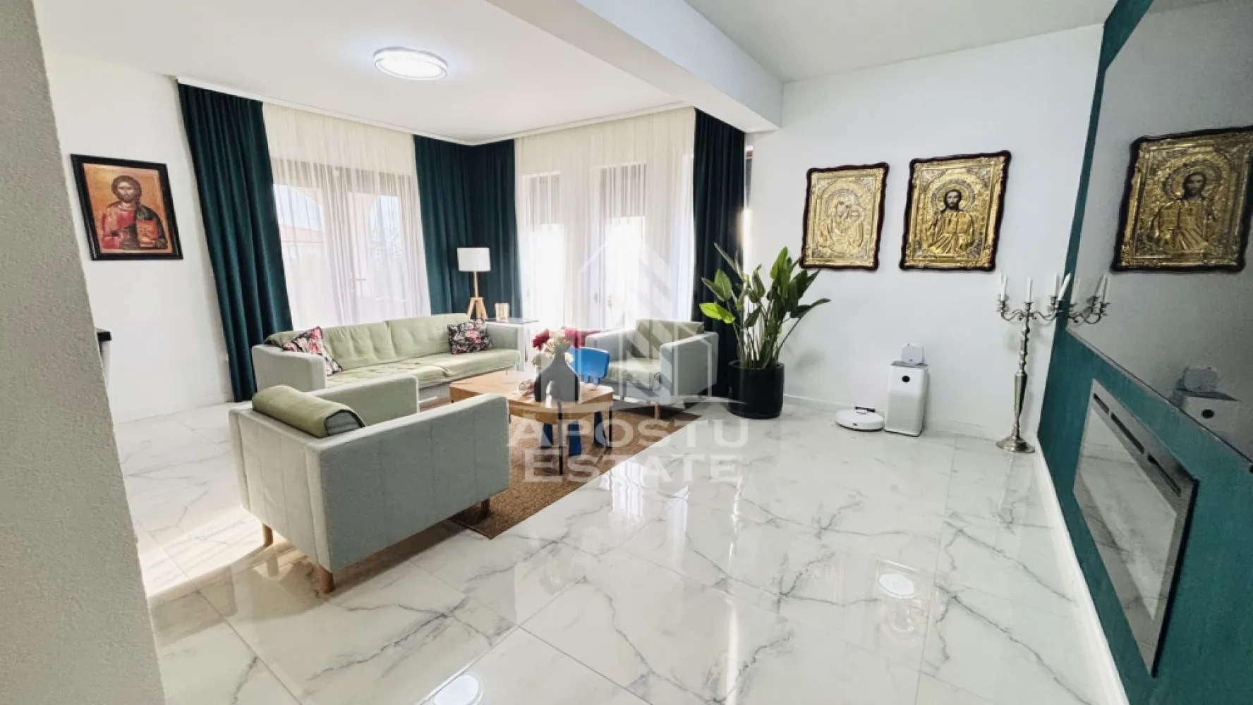 Casa deosebita cu 5 camere de vanzare in Dinias, Timis - Agentia imobiliara APOSTU ESTATE va propune spre vanzare o casa moderna si spatioasa, construita in 2021, situata in localitatea Dinias, Timis, Timisoara. 

Datorita atentiei la fiecare detaliu, aceasta casa efectiv te face sa te “indragostesti” si iti ofera un vibe aparte. Veti putea simti acest sentiment la vizionare.
Casa se vinde mobilata utilata complet, exact ca in poze, cu absolut toate detaliile.

Aceasta proprietate ofera confort, siguranta si tehnologie moderna, fiind ideala pentru o familie care isi doreste spatiu generos si facilitati de ultima generatie.

Detalii proprietate:
 • Suprafata teren: 796 mp
 • Suprafata construita: 160 mp la sol
 • Suprafata desfasurata: 255 mp (inclusiv garaj si terasa de 30 mp)
 • An constructie: 2021

Dotari si detalii tehnice:
 • Rulouri si plase de insecte la toate geamurile
 • Finisaje premium
 • Inaltime tavan la parter de 2,80 m
 • Incalzire: Centrala termica de 30 KW, butelie de gaz de 3000 l
 • Climatizare: Aer conditionat 24.000 BTU
 • Securitate: 9 camere de supraveghere, alarma, senzor de fum, video interfon, sisteme Ring americane
 • Automatizari: Casa beneficiaza de sisteme SMART controlabile din telefon. Porti si usa garajului sunt controlate electric
 • Utilitati: Canalizare, apa, curent trifazic, statie de incarcare electrica pentru masini

Compartimentare:

Parter:
 • Hol de acces
 • Living cu bucatarie open space
 • Dormitor
 • Baie
 • Camera tehnica spatioasa/anexa din BCA cu baie

Etaj:
 • 3 dormitoare (unul matrimonial cu balcon)
 • Baie spatioasa cu dus si cada
 • Acces la pod pe toata suprafata casei

Localizare:

Casa este situata in Dinias, cu acces rapid pe 3 rute catre Timisoara prin Sanmihai, Peciu si Sacalaz.
Drumul din fata casei pana la Shopping City nu ar trebui sa dureze mai mult de 15-20 minute.

Pentru mai multe detalii sau pentru a programa o vizionare, nu ezitati sa ne contactati!