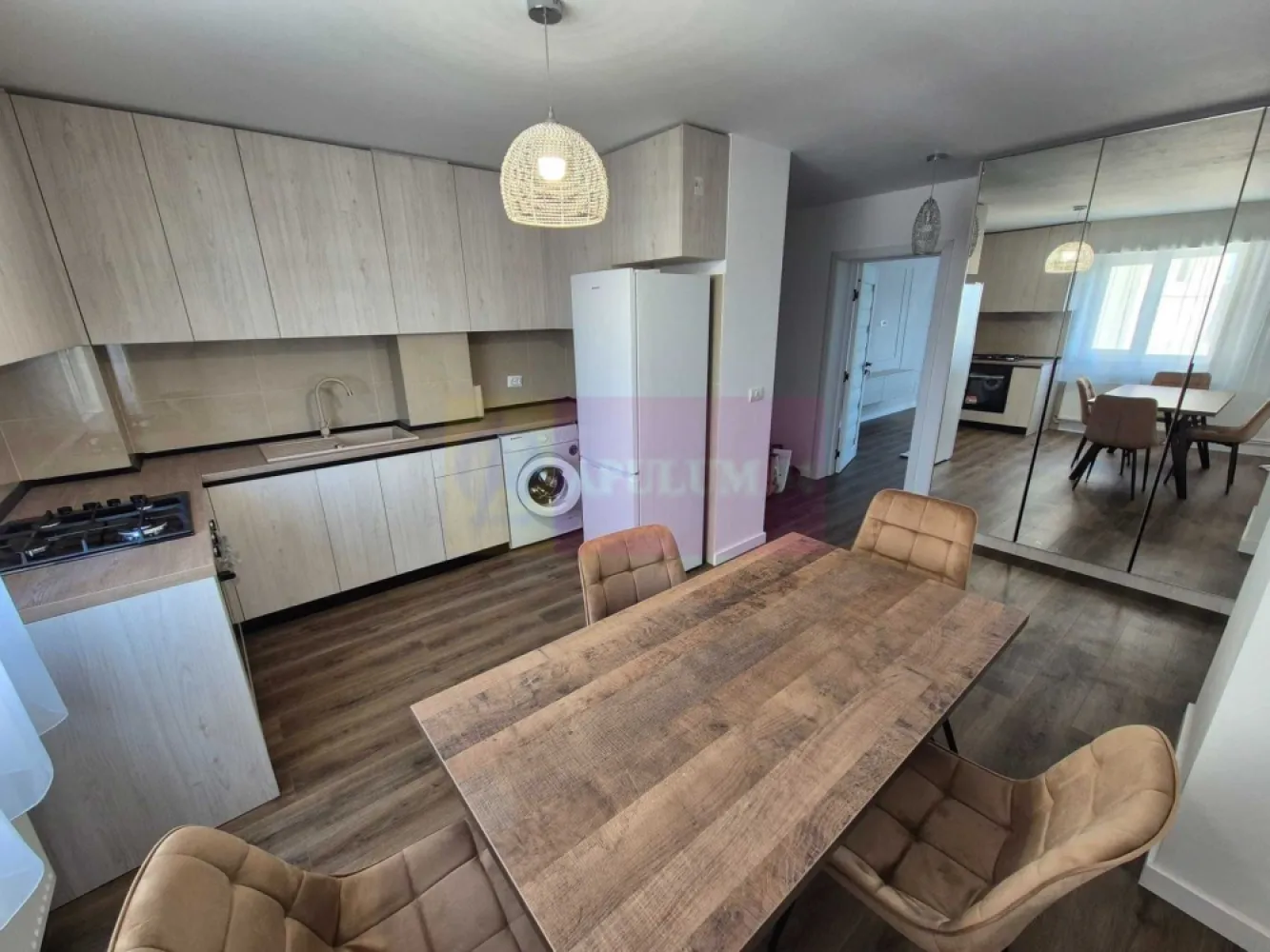 Apartament 3 camere rond Piata Alba Iulia - VA oferim spre vanzare apartament 3 camere rond Piata Alba Iulia, la etajul 8/8 decomandat, recent renovat integral si mobilat complet cu mobila Mobexpert si la comanda (iunie 2026), dotat cu electrocasnice noi cu facturi si in garantie, an constructie 1994, suprafata 90mp.
Vedere panoramica fix catre Rond Alba Iulia si catre restaurantele aflate in vecinatate.
Apartamentul este complet izolat cu vata minerala si terasa refacuta de asociatia proprietari in decembrie 2025.
Instalatia electrica si sanitara refacute integral.
Tot apartamentul are termopan inclusiv balcoanele si rulouri exterioare la dormitoare.
Ca dotari suplimentare,:
- Parchet SPC 
- 3 aparate aer conditionat
- boiler 
- combina frigorifica
- cuptor electric si aragaz pe gaz 
- masina spalat vase 
- masina de spalat rufe
- canapele 
- pat + saltea 
Blocul este pe lista de anvelopare.
Scara blocului este ingrijita, supraveghere video si cu vecini linistiti.
Pentru detalii suplimentare si vizionari contactati agentul la tel 0733683461.