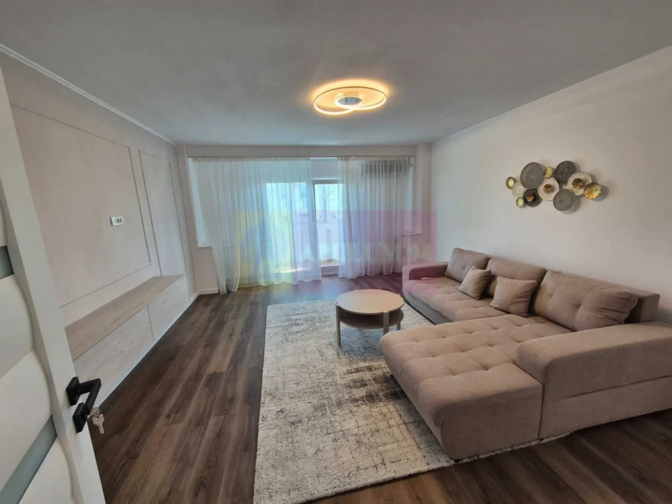 Apartament 3 camere rond Piata Alba Iulia - VA oferim spre vanzare apartament 3 camere rond Piata Alba Iulia, la etajul 8/8 decomandat, recent renovat integral si mobilat complet cu mobila Mobexpert si la comanda (iunie 2026), dotat cu electrocasnice noi cu facturi si in garantie, an constructie 1994, suprafata 90mp.
Vedere panoramica fix catre Rond Alba Iulia si catre restaurantele aflate in vecinatate.
Apartamentul este complet izolat cu vata minerala si terasa refacuta de asociatia proprietari in decembrie 2025.
Instalatia electrica si sanitara refacute integral.
Tot apartamentul are termopan inclusiv balcoanele si rulouri exterioare la dormitoare.
Ca dotari suplimentare,:
- Parchet SPC 
- 3 aparate aer conditionat
- boiler 
- combina frigorifica
- cuptor electric si aragaz pe gaz 
- masina spalat vase 
- masina de spalat rufe
- canapele 
- pat + saltea 
Blocul este pe lista de anvelopare.
Scara blocului este ingrijita, supraveghere video si cu vecini linistiti.
Pentru detalii suplimentare si vizionari contactati agentul la tel 0733683461.